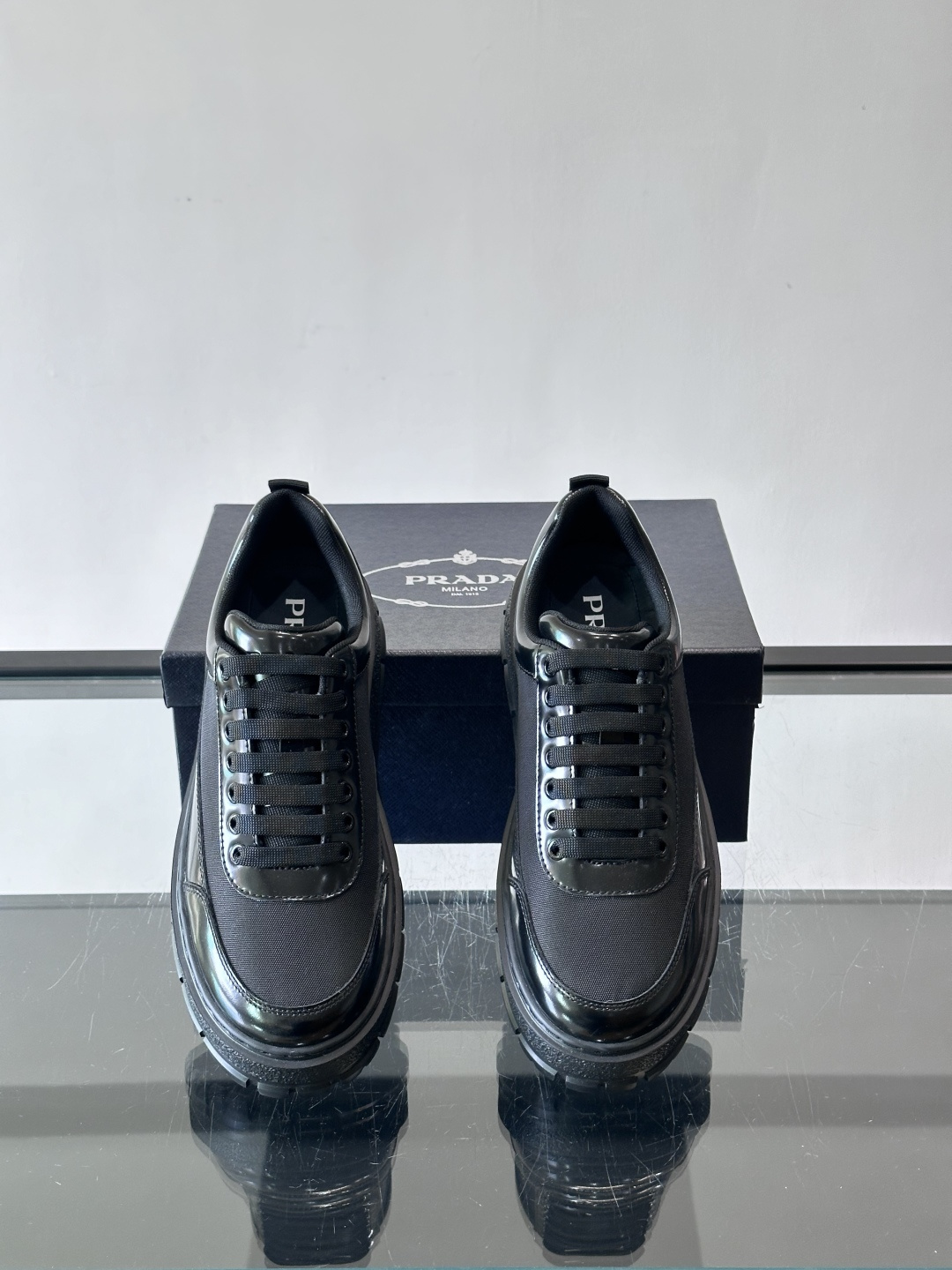 Prada男士休闲厚底运动鞋，选用意大利进口牛皮＋网布，内里牛皮垫脚，舒适又透气！橡胶鞋底防滑，日常出街