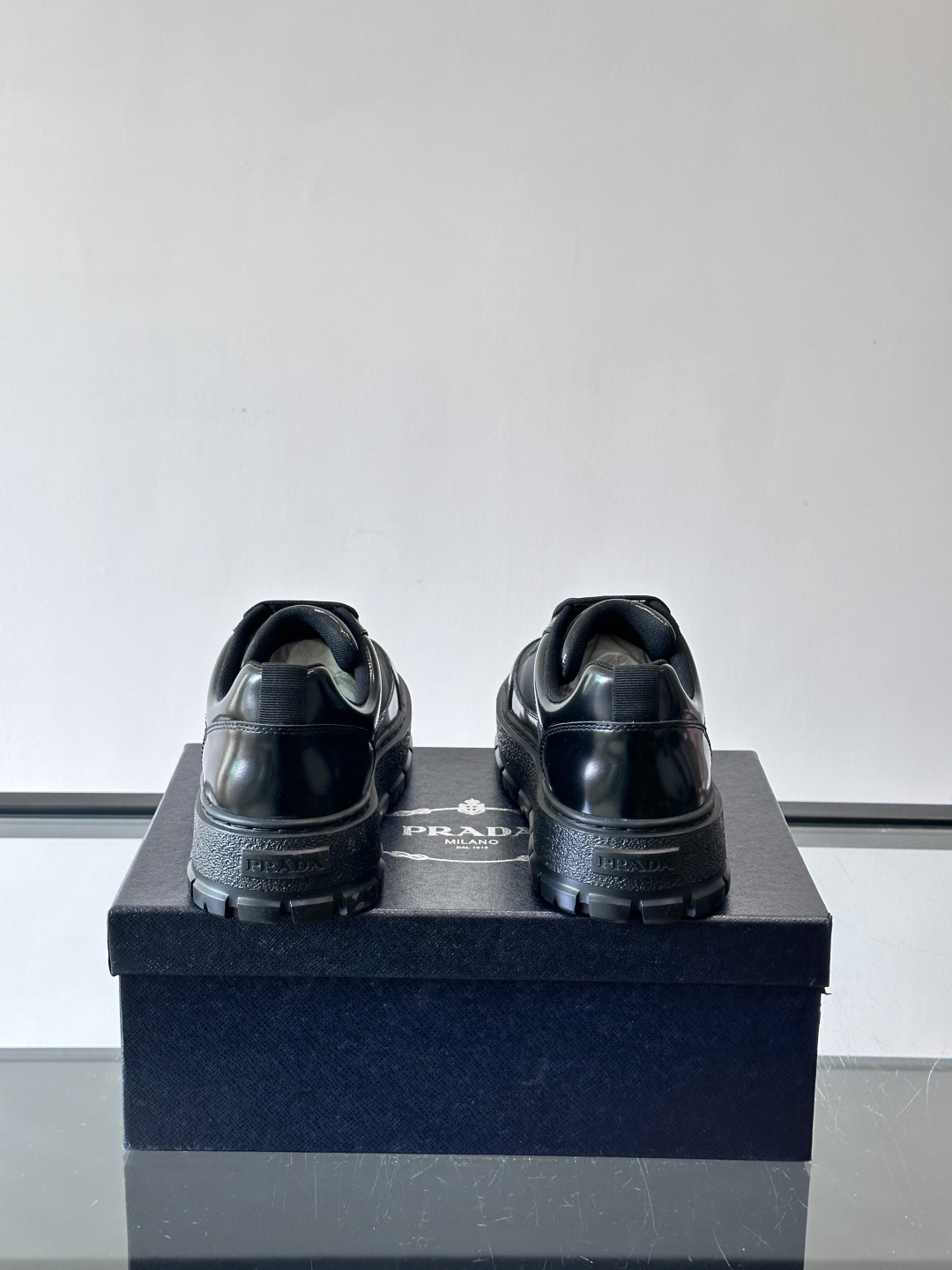 Prada男士休闲厚底运动鞋，选用意大利进口牛皮＋网布，内里牛皮垫脚，舒适又透气！橡胶鞋底防滑，日常出街