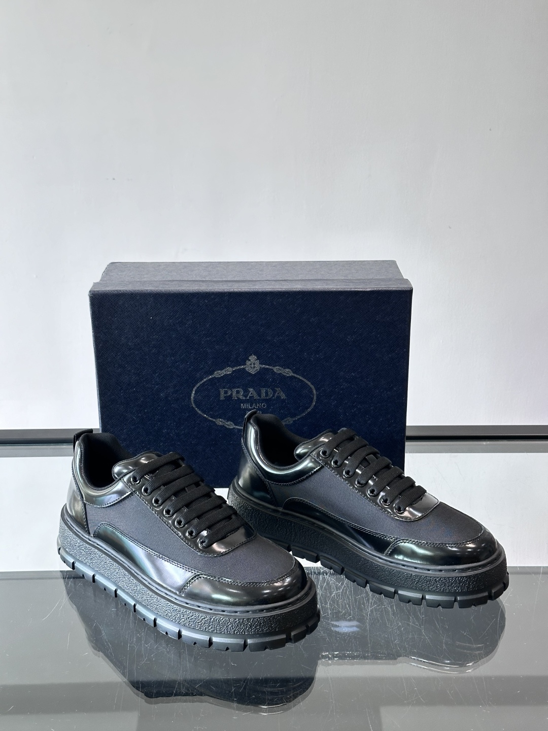 Prada男士休闲厚底运动鞋，选用意大利进口牛皮＋网布，内里牛皮垫脚，舒适又透气！橡胶鞋底防滑，日常出街