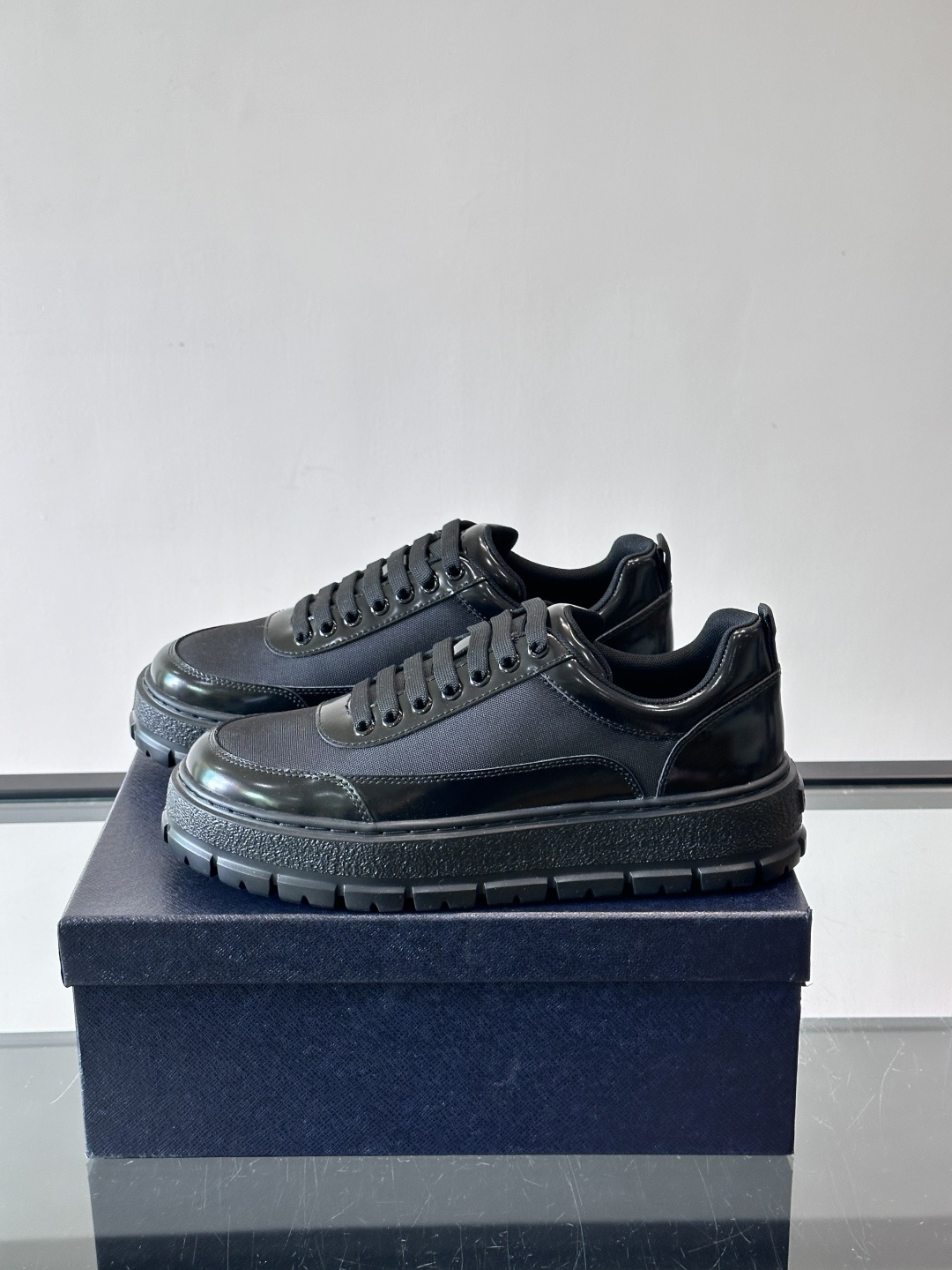 Prada男士休闲厚底运动鞋，选用意大利进口牛皮＋网布，内里牛皮垫脚，舒适又透气！橡胶鞋底防滑，日常出街