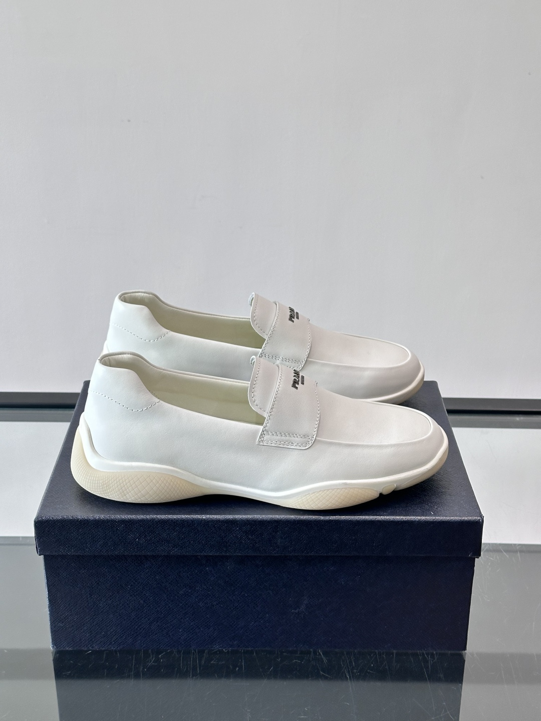 Prada男士豆豆乐福鞋，全皮材质，低调奢华质感，鞋面简约+品牌标志细节，辨识度满分。软底设计，穿着舒适