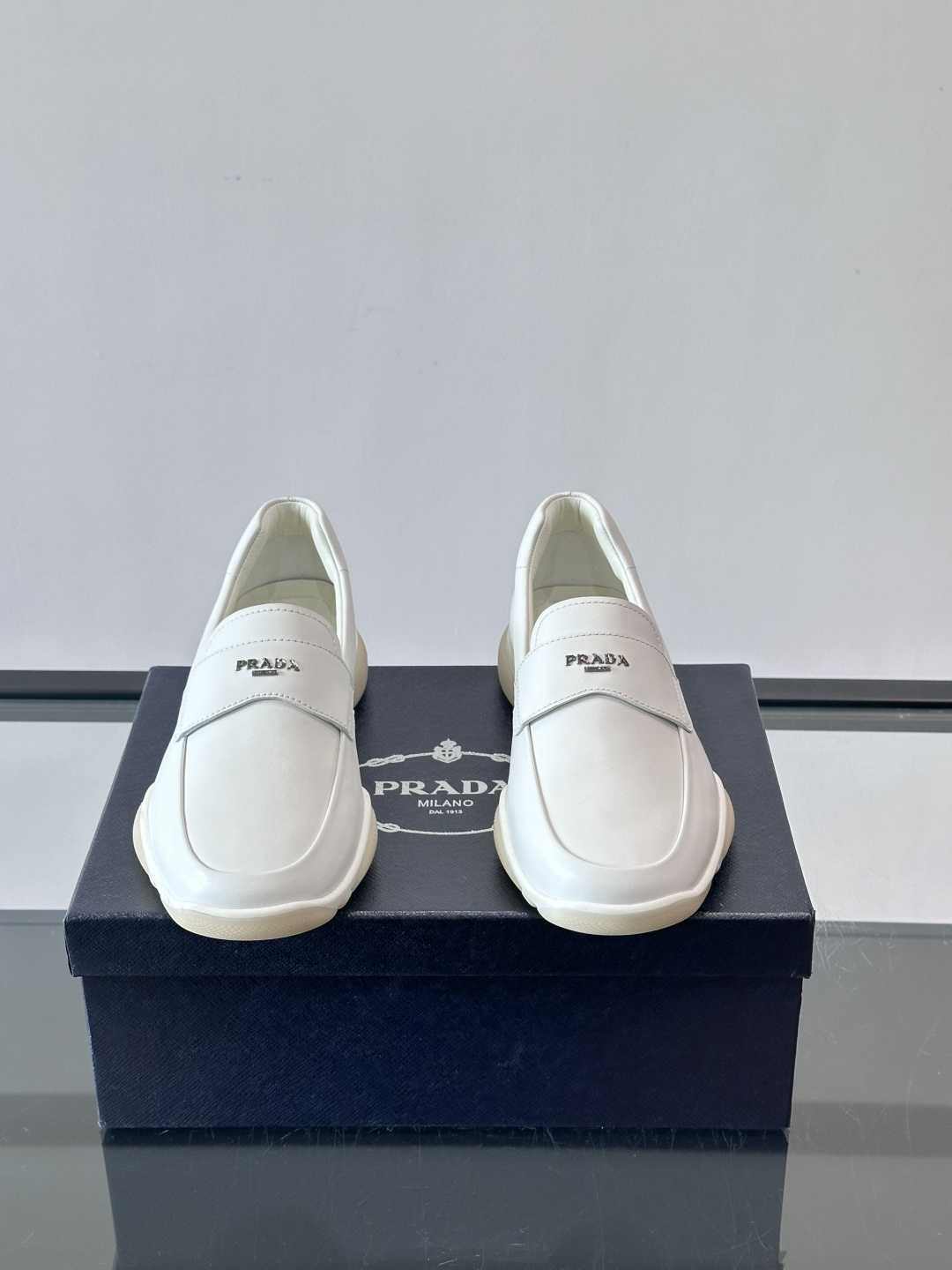 Prada男士豆豆乐福鞋，全皮材质，低调奢华质感，鞋面简约+品牌标志细节，辨识度满分。软底设计，穿着舒适
