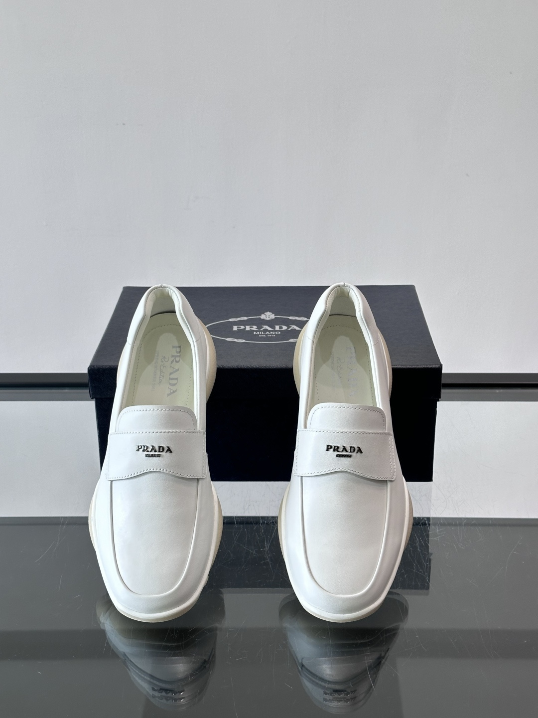 Prada男士豆豆乐福鞋，全皮材质，低调奢华质感，鞋面简约+品牌标志细节，辨识度满分。软底设计，穿着舒适