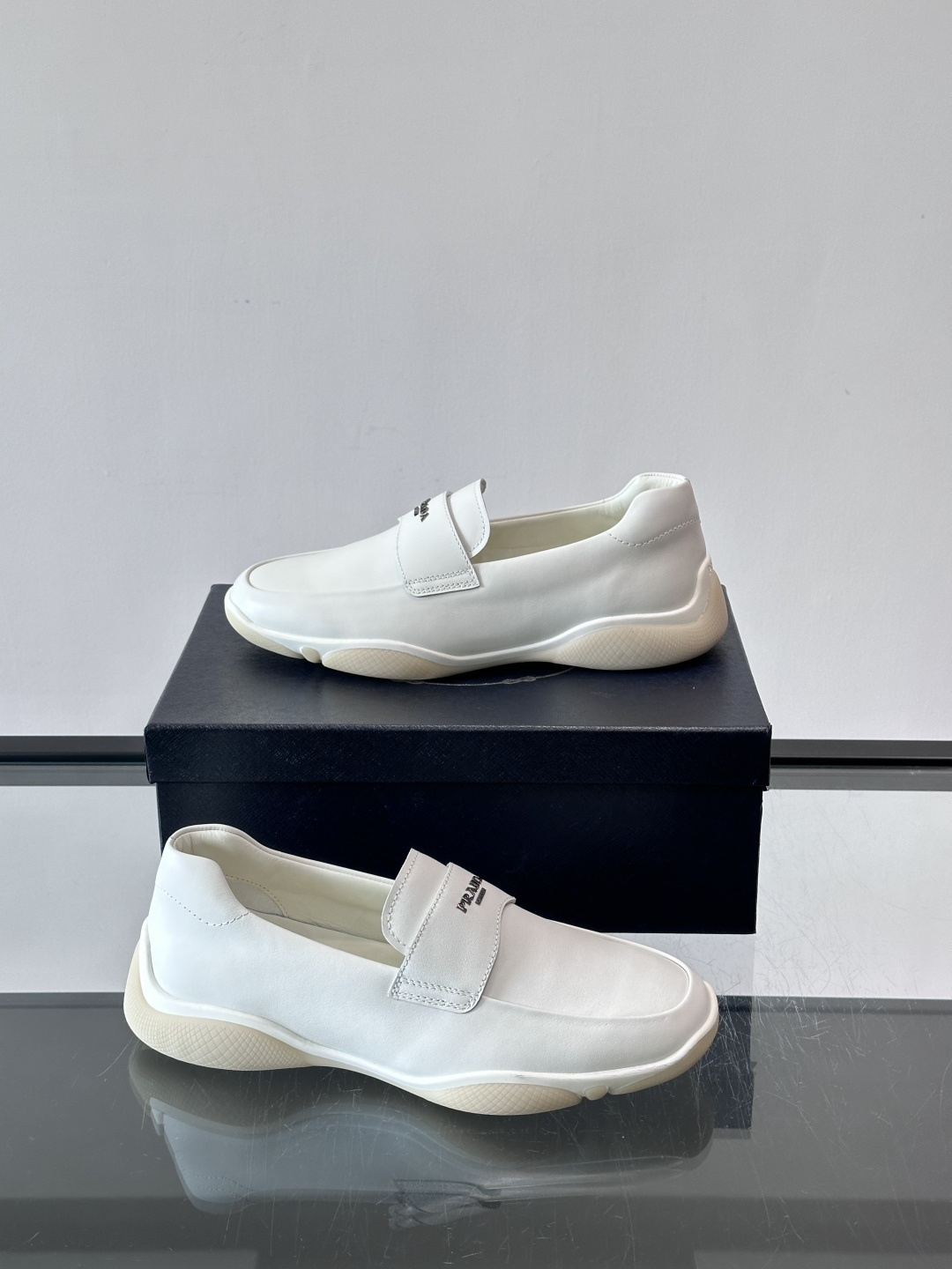 Prada男士豆豆乐福鞋，全皮材质，低调奢华质感，鞋面简约+品牌标志细节，辨识度满分。软底设计，穿着舒适