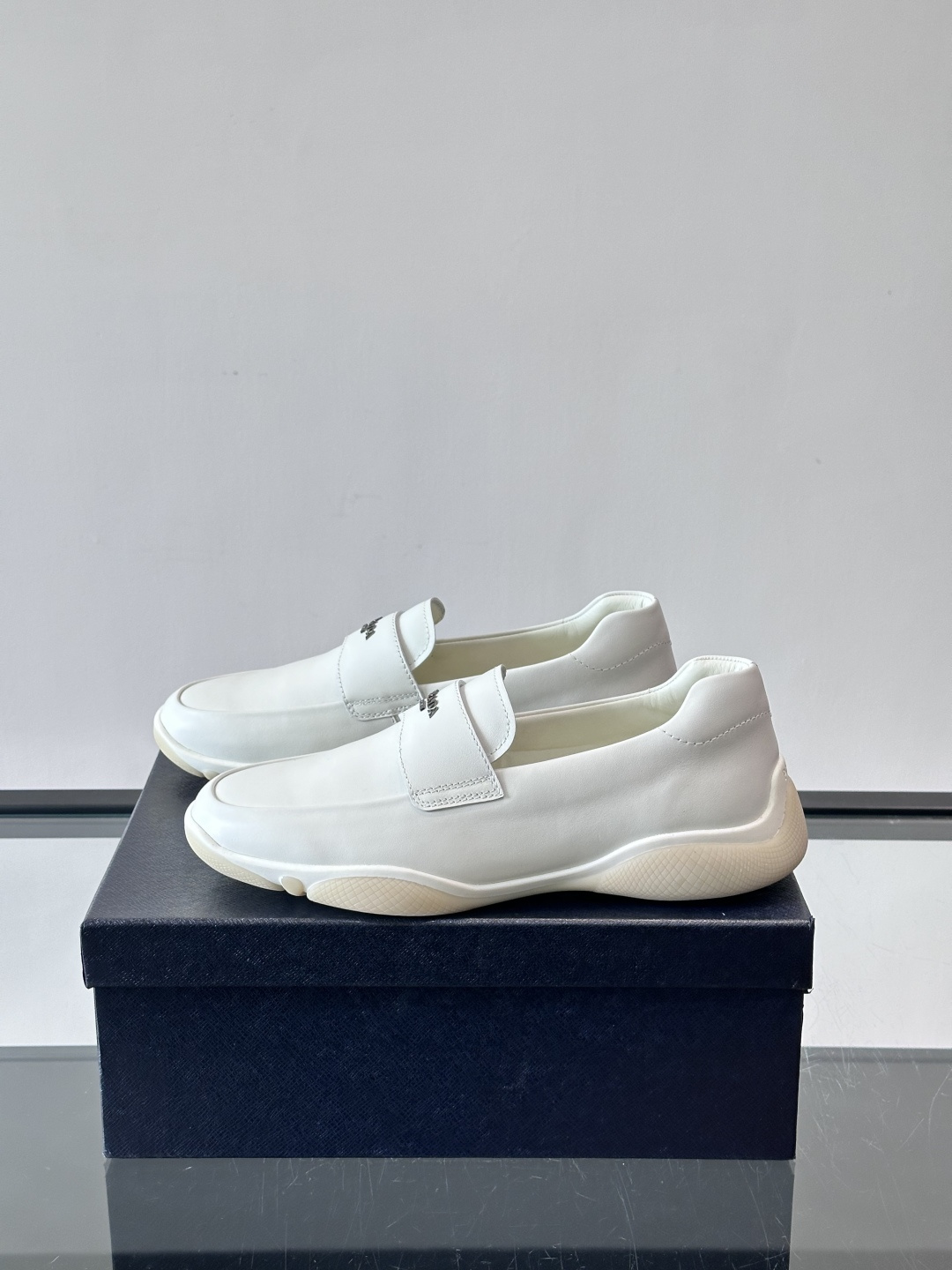 Prada男士豆豆乐福鞋，全皮材质，低调奢华质感，鞋面简约+品牌标志细节，辨识度满分。软底设计，穿着舒适