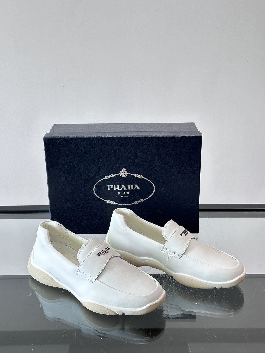 Prada男士豆豆乐福鞋，全皮材质，低调奢华质感，鞋面简约+品牌标志细节，辨识度满分。软底设计，穿着舒适