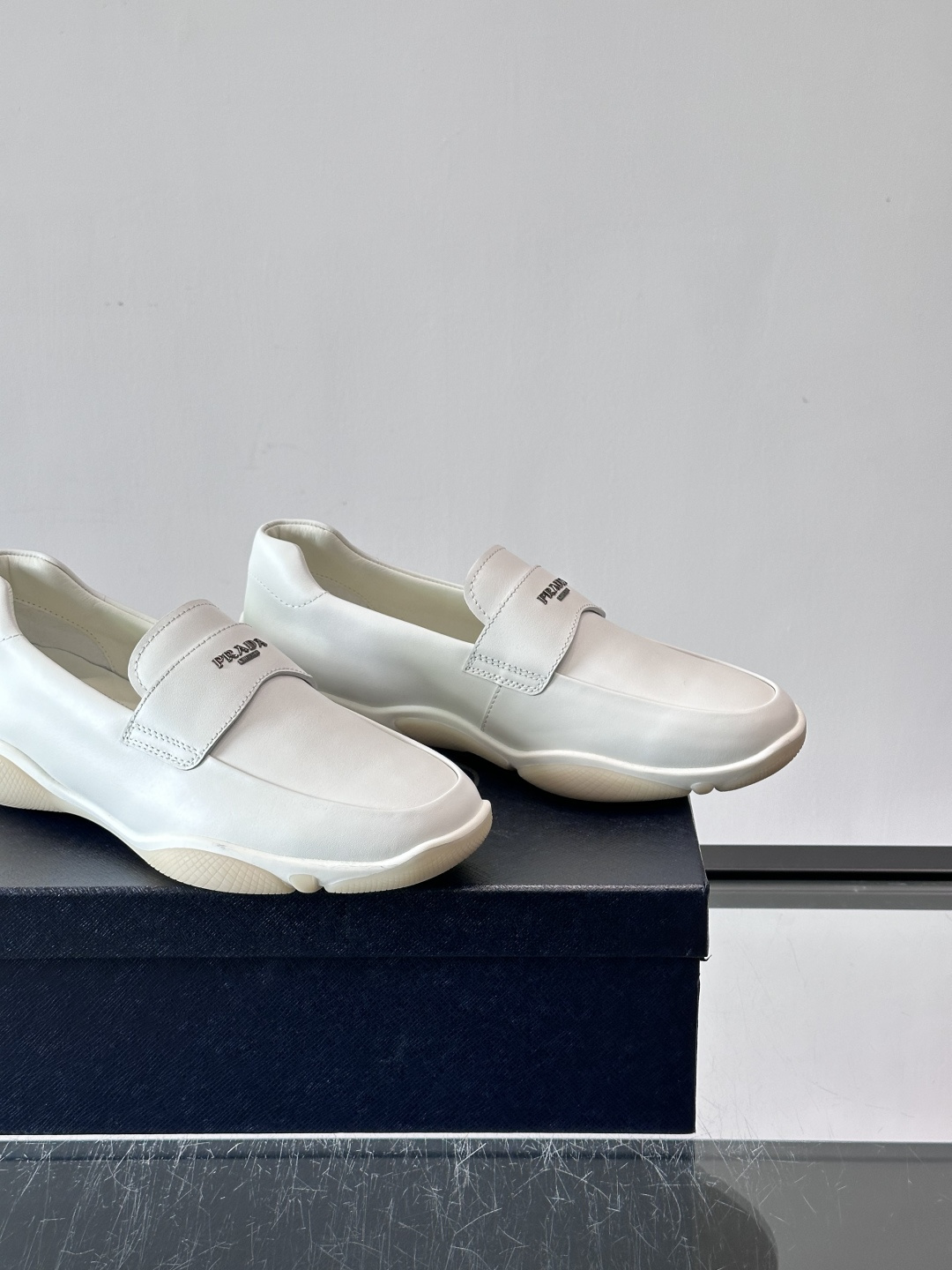 Prada男士豆豆乐福鞋，全皮材质，低调奢华质感，鞋面简约+品牌标志细节，辨识度满分。软底设计，穿着舒适
