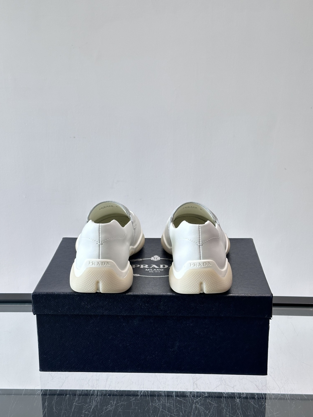 Prada男士豆豆乐福鞋，全皮材质，低调奢华质感，鞋面简约+品牌标志细节，辨识度满分。软底设计，穿着舒适