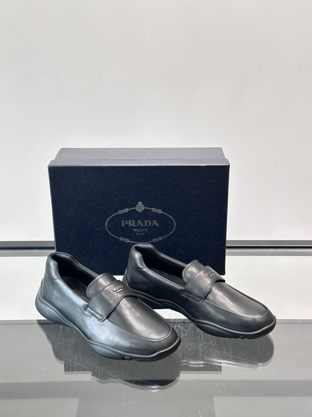 Prada男士豆豆乐福鞋，全皮材质，低调奢华质感，鞋面简约+品牌标志细节，辨识度满分。软底设计，穿着舒适
