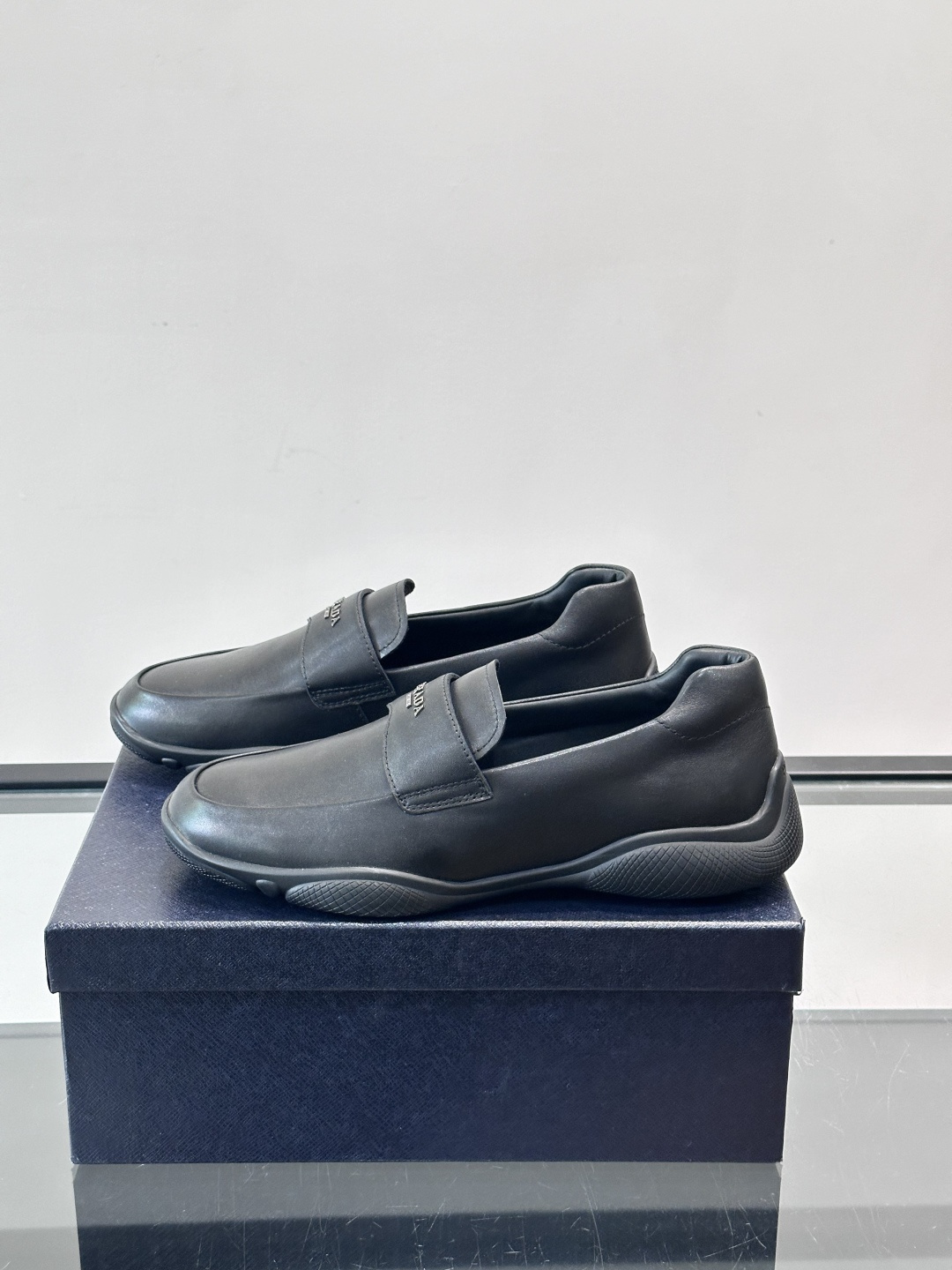 Prada男士豆豆乐福鞋，全皮材质，低调奢华质感，鞋面简约+品牌标志细节，辨识度满分。软底设计，穿着舒适