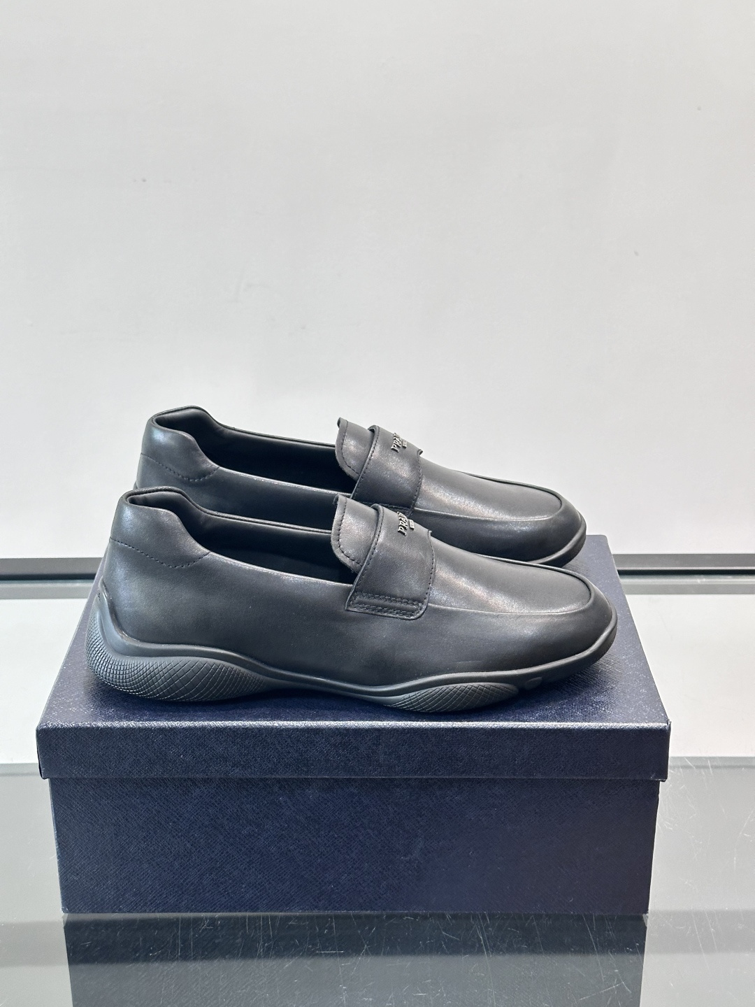 Prada男士豆豆乐福鞋，全皮材质，低调奢华质感，鞋面简约+品牌标志细节，辨识度满分。软底设计，穿着舒适