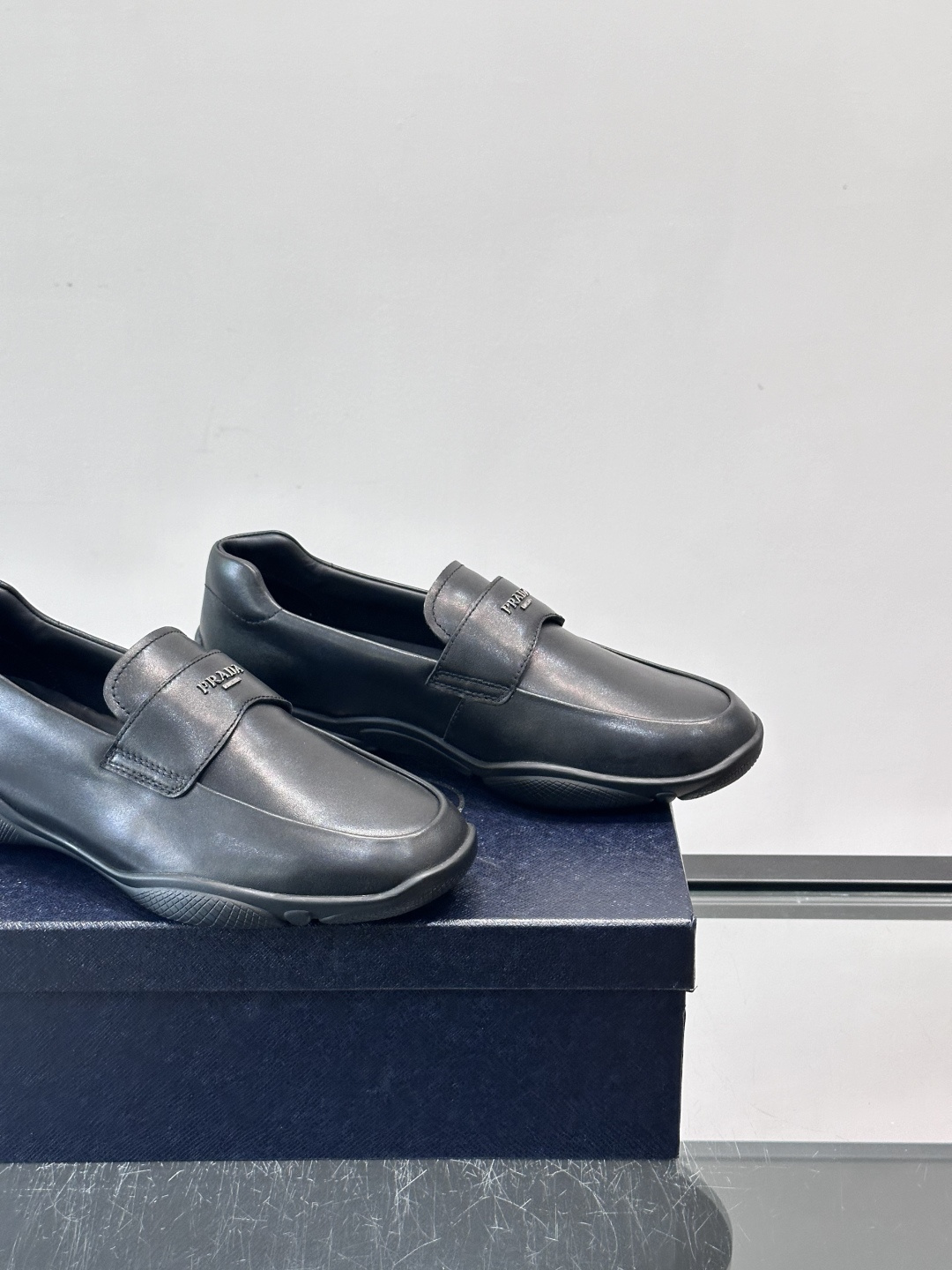 Prada男士豆豆乐福鞋，全皮材质，低调奢华质感，鞋面简约+品牌标志细节，辨识度满分。软底设计，穿着舒适