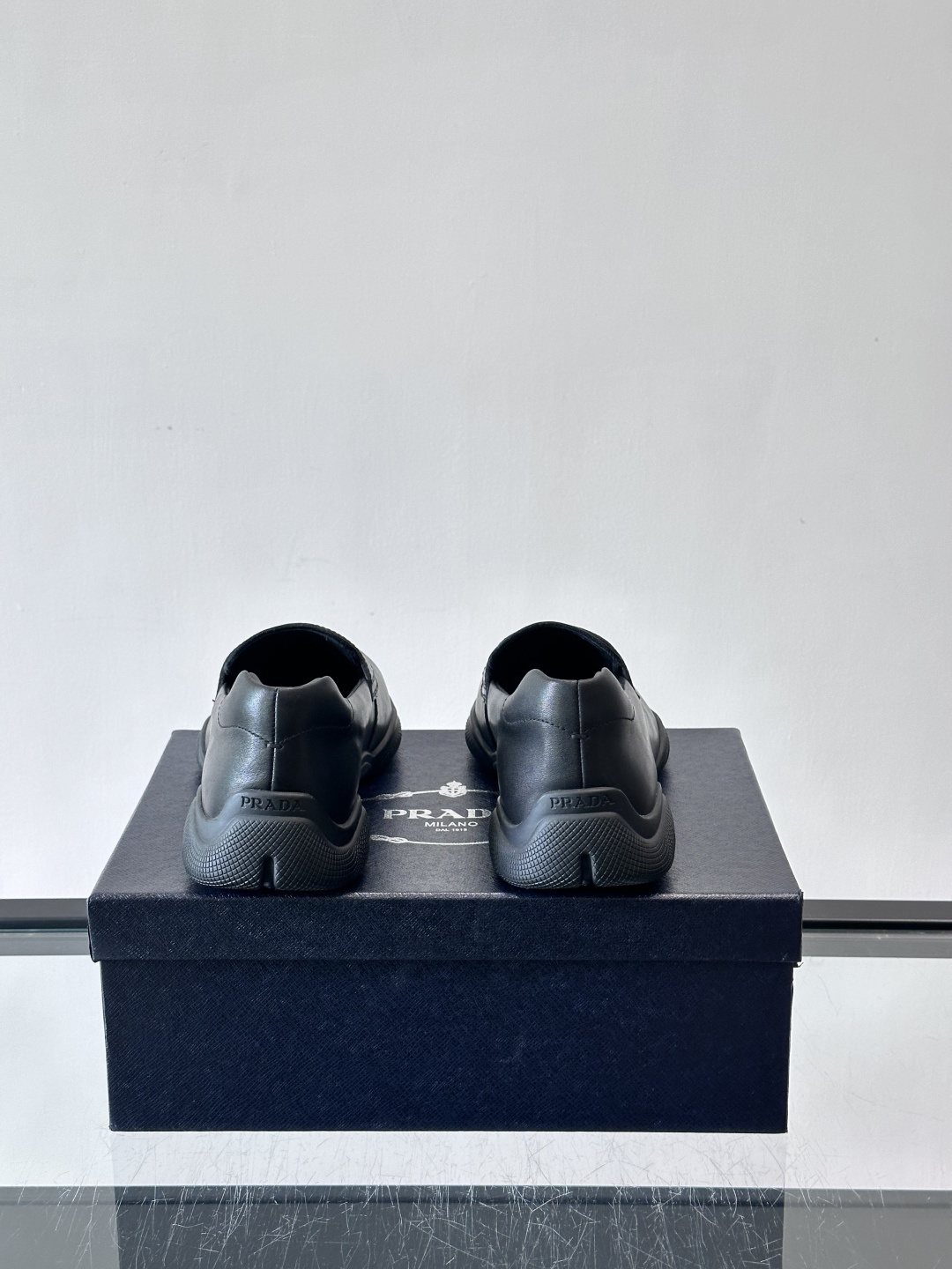 Prada男士豆豆乐福鞋，全皮材质，低调奢华质感，鞋面简约+品牌标志细节，辨识度满分。软底设计，穿着舒适