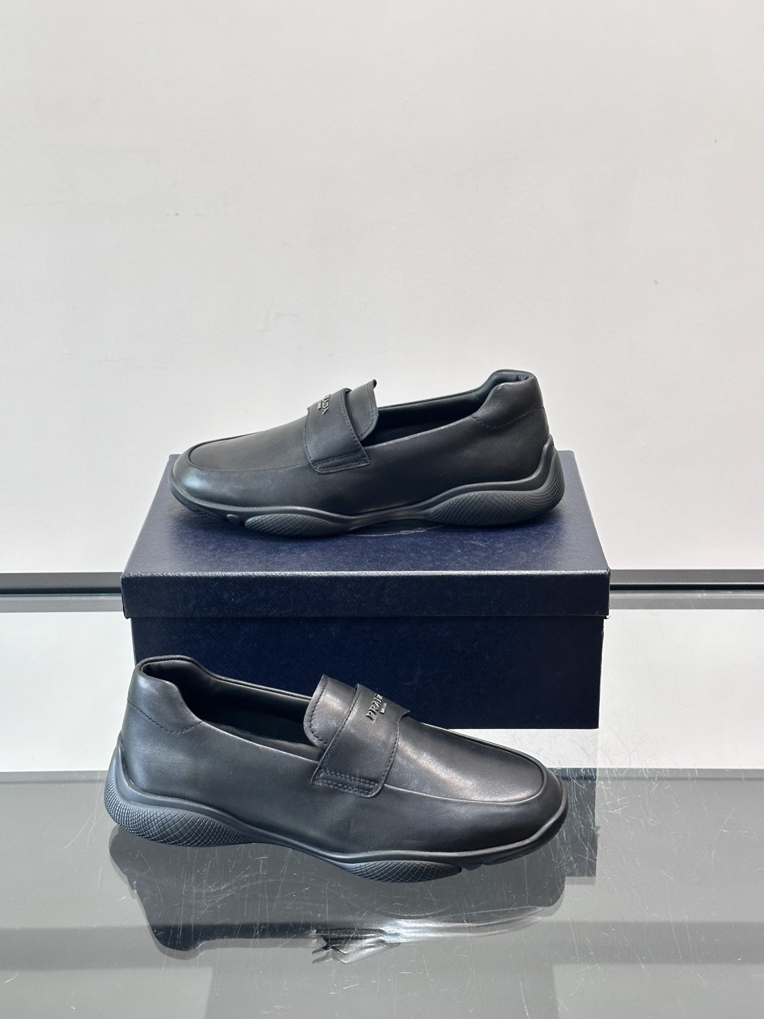 Prada男士豆豆乐福鞋，全皮材质，低调奢华质感，鞋面简约+品牌标志细节，辨识度满分。软底设计，穿着舒适