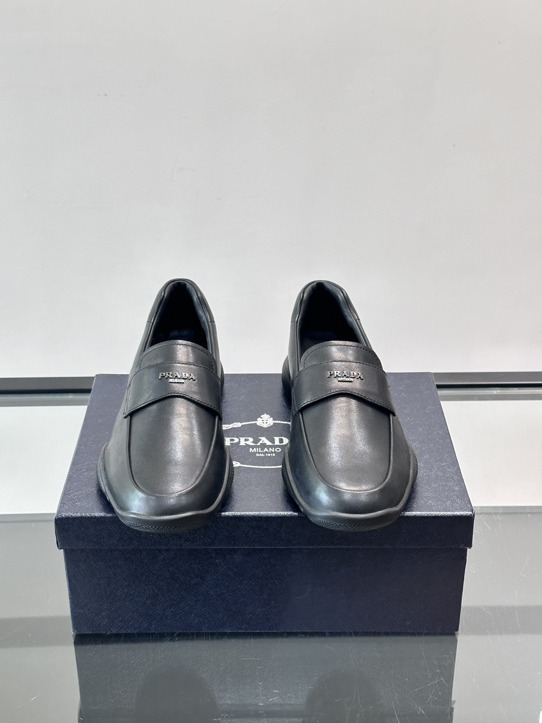 Prada男士豆豆乐福鞋，全皮材质，低调奢华质感，鞋面简约+品牌标志细节，辨识度满分。软底设计，穿着舒适