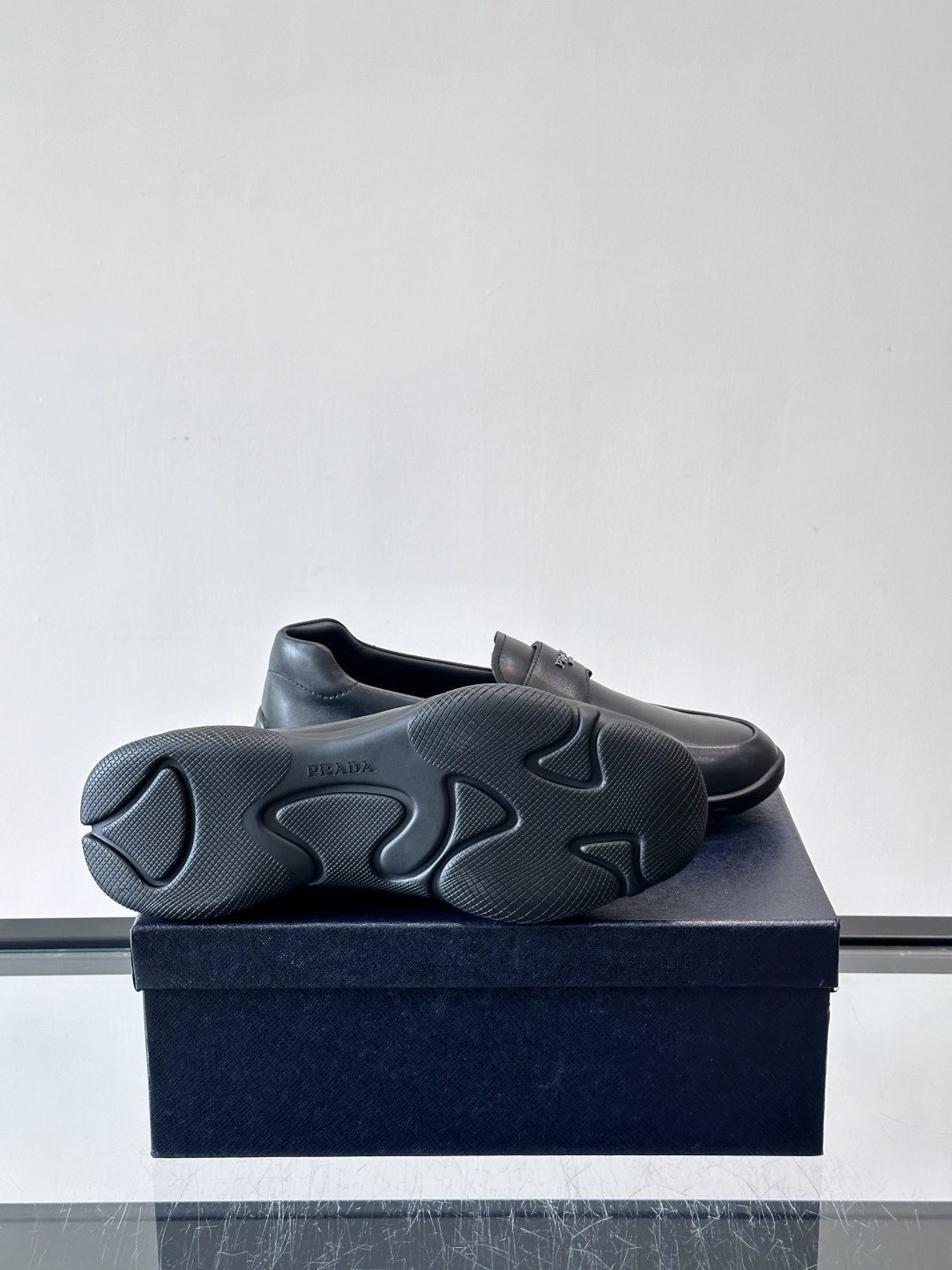 Prada男士豆豆乐福鞋，全皮材质，低调奢华质感，鞋面简约+品牌标志细节，辨识度满分。软底设计，穿着舒适