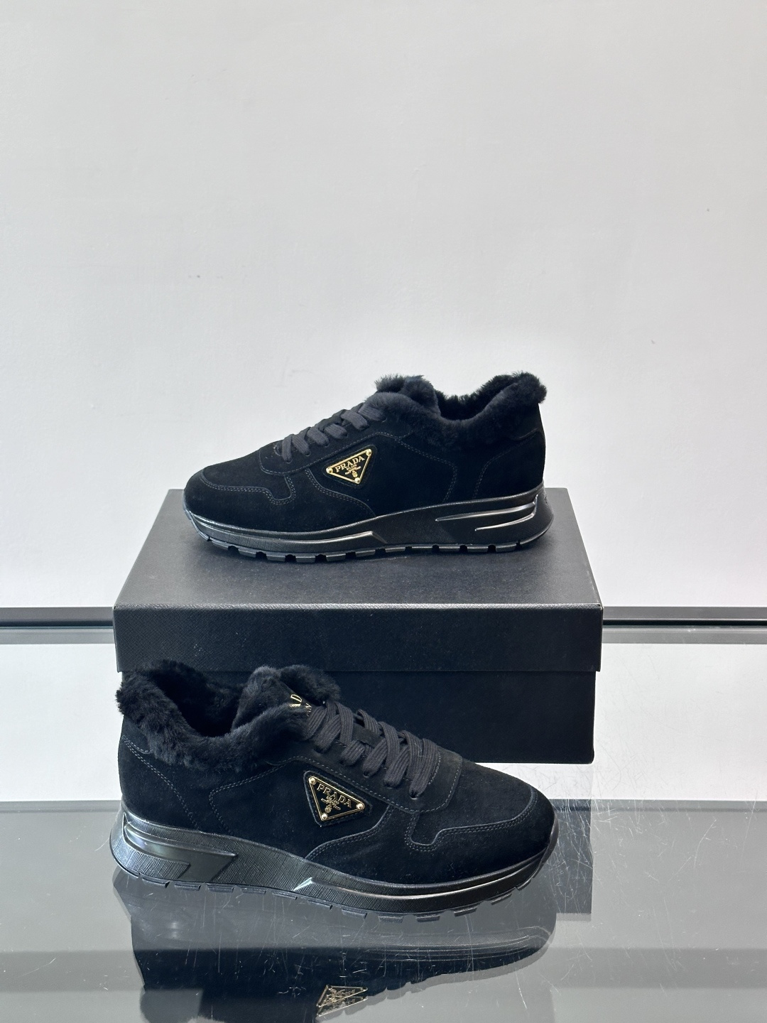 Prada新款翻毛牛皮天鹅绒运动鞋这款以绒面小牛皮打造的运动鞋完美地结合了复古韵味与现代审美。其鞋舌由柔