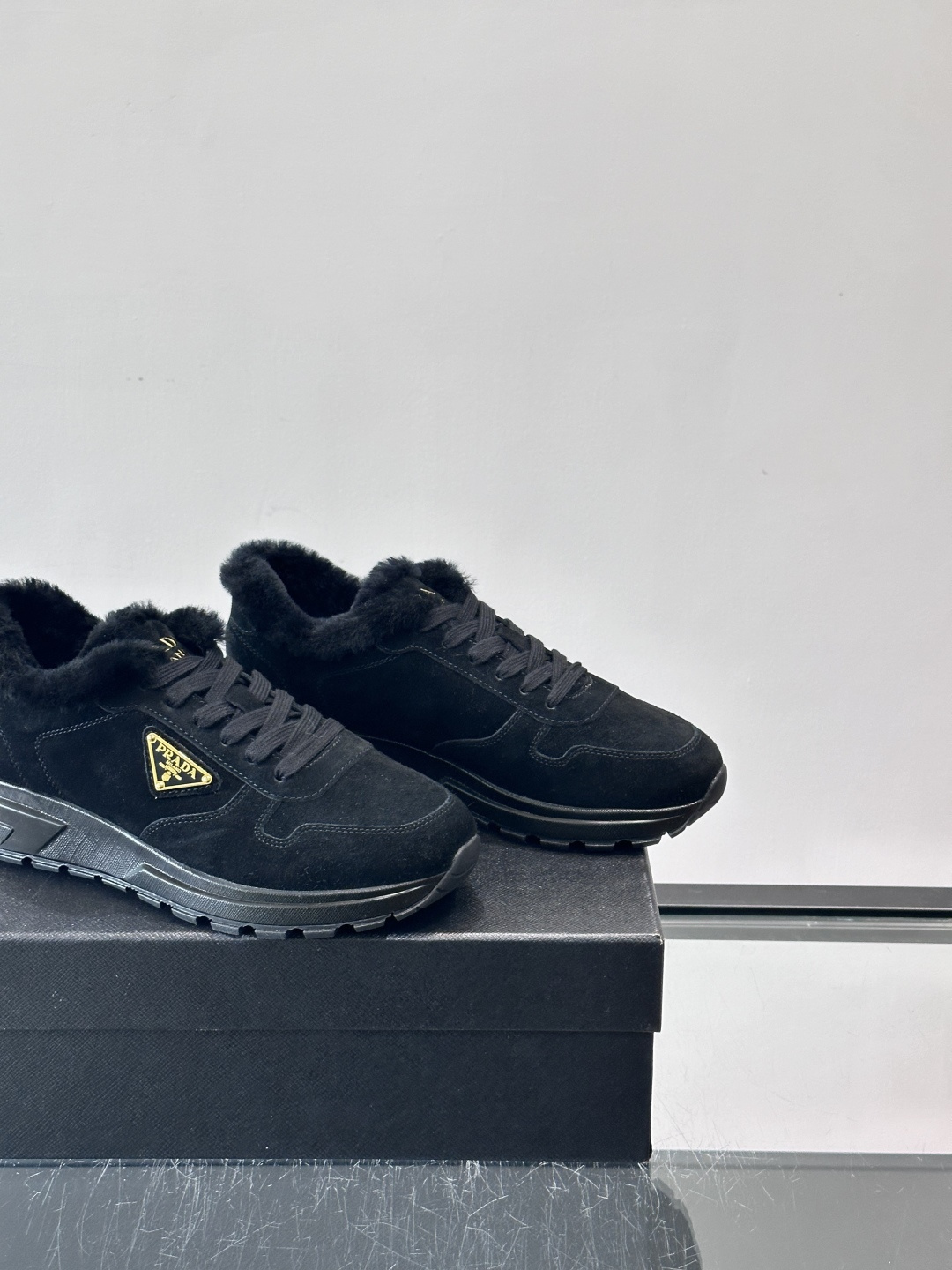 Prada新款翻毛牛皮天鹅绒运动鞋这款以绒面小牛皮打造的运动鞋完美地结合了复古韵味与现代审美。其鞋舌由柔