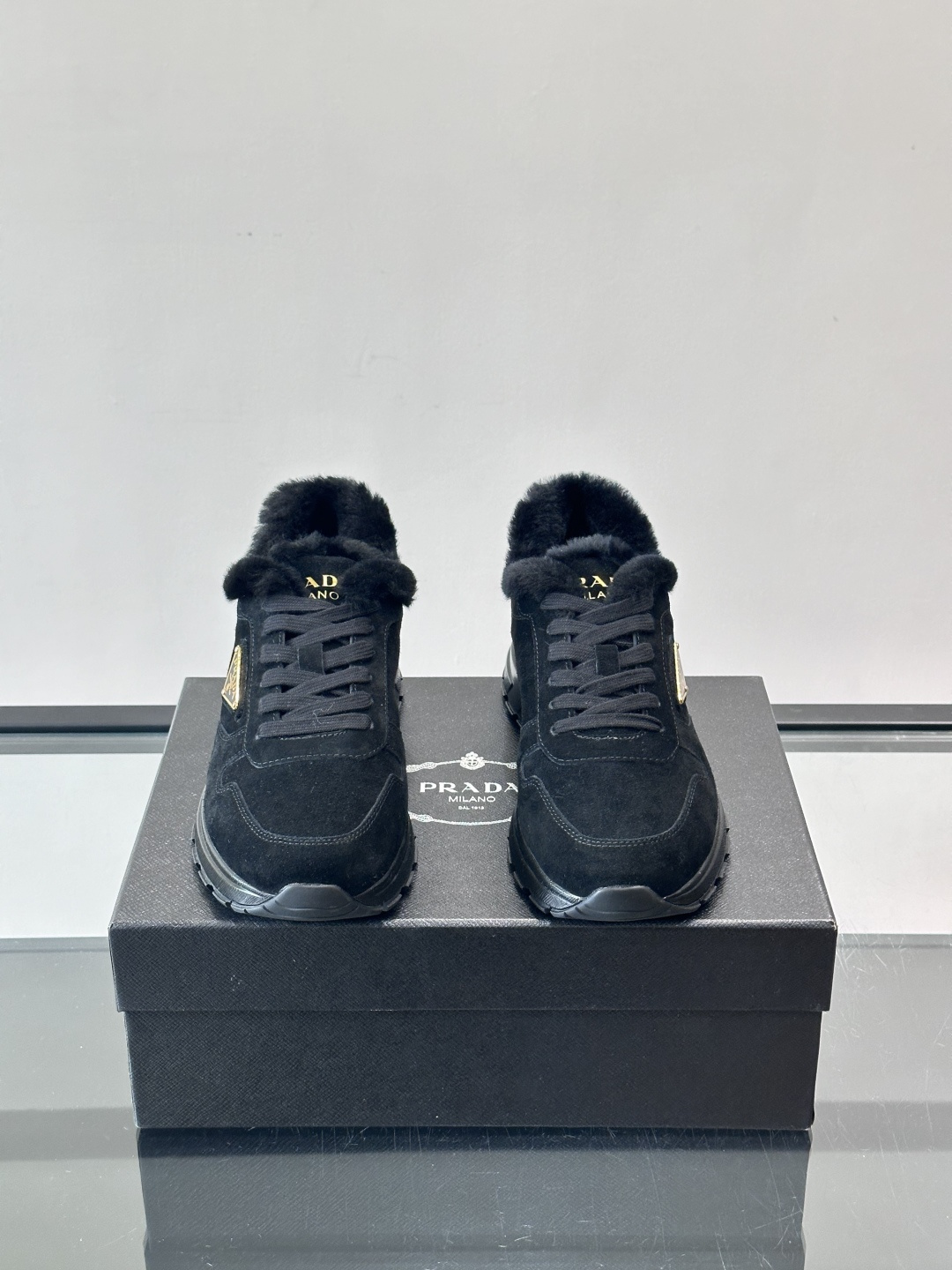 Prada新款翻毛牛皮天鹅绒运动鞋这款以绒面小牛皮打造的运动鞋完美地结合了复古韵味与现代审美。其鞋舌由柔