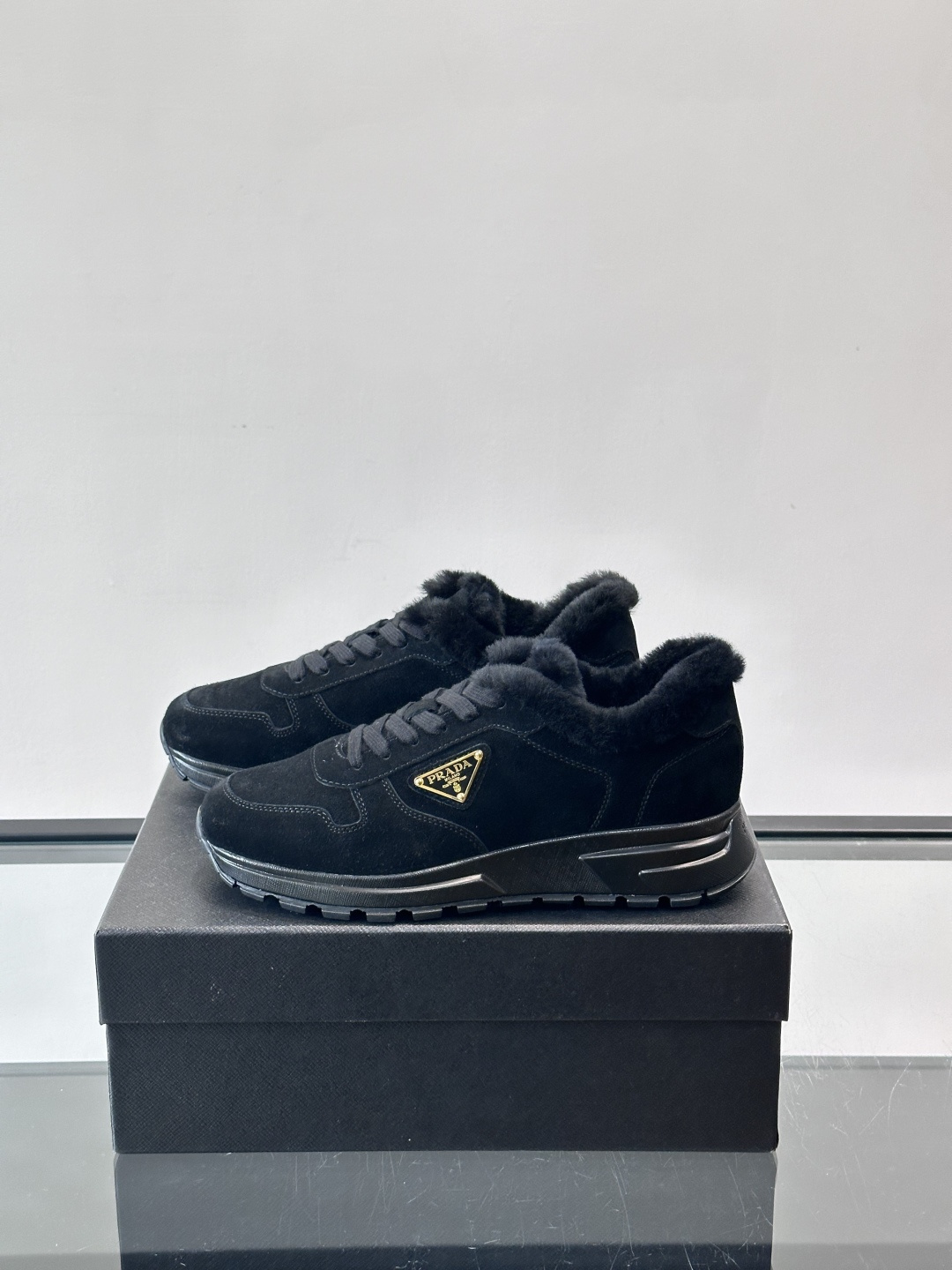Prada新款翻毛牛皮天鹅绒运动鞋这款以绒面小牛皮打造的运动鞋完美地结合了复古韵味与现代审美。其鞋舌由柔