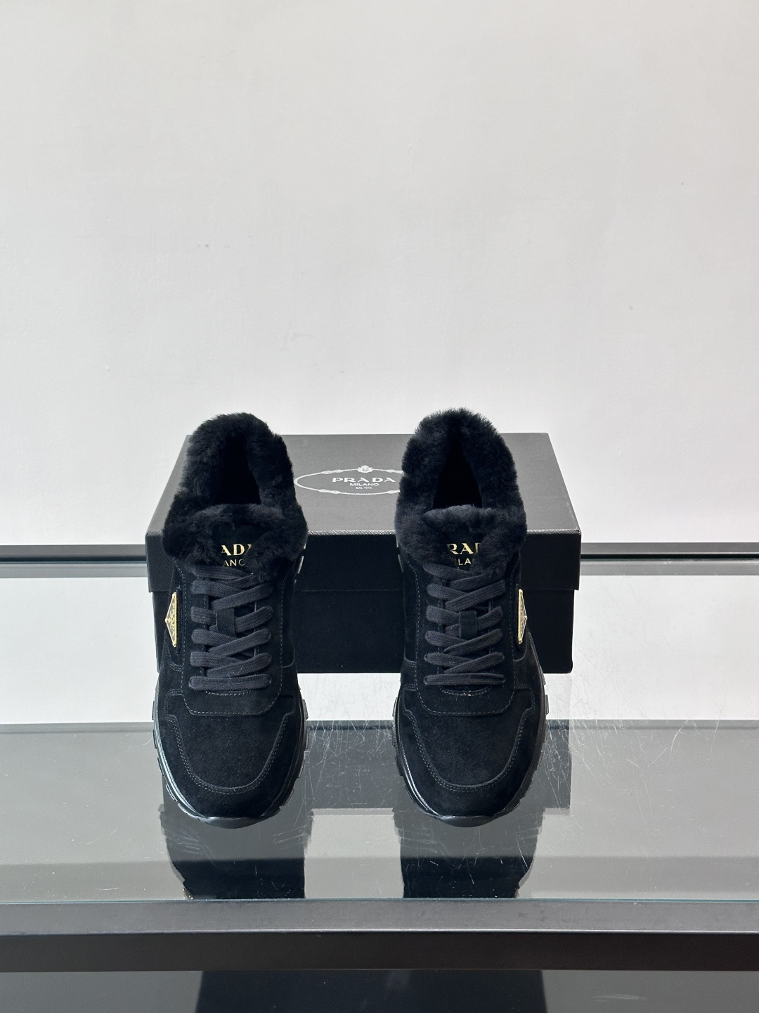 Prada新款翻毛牛皮天鹅绒运动鞋这款以绒面小牛皮打造的运动鞋完美地结合了复古韵味与现代审美。其鞋舌由柔