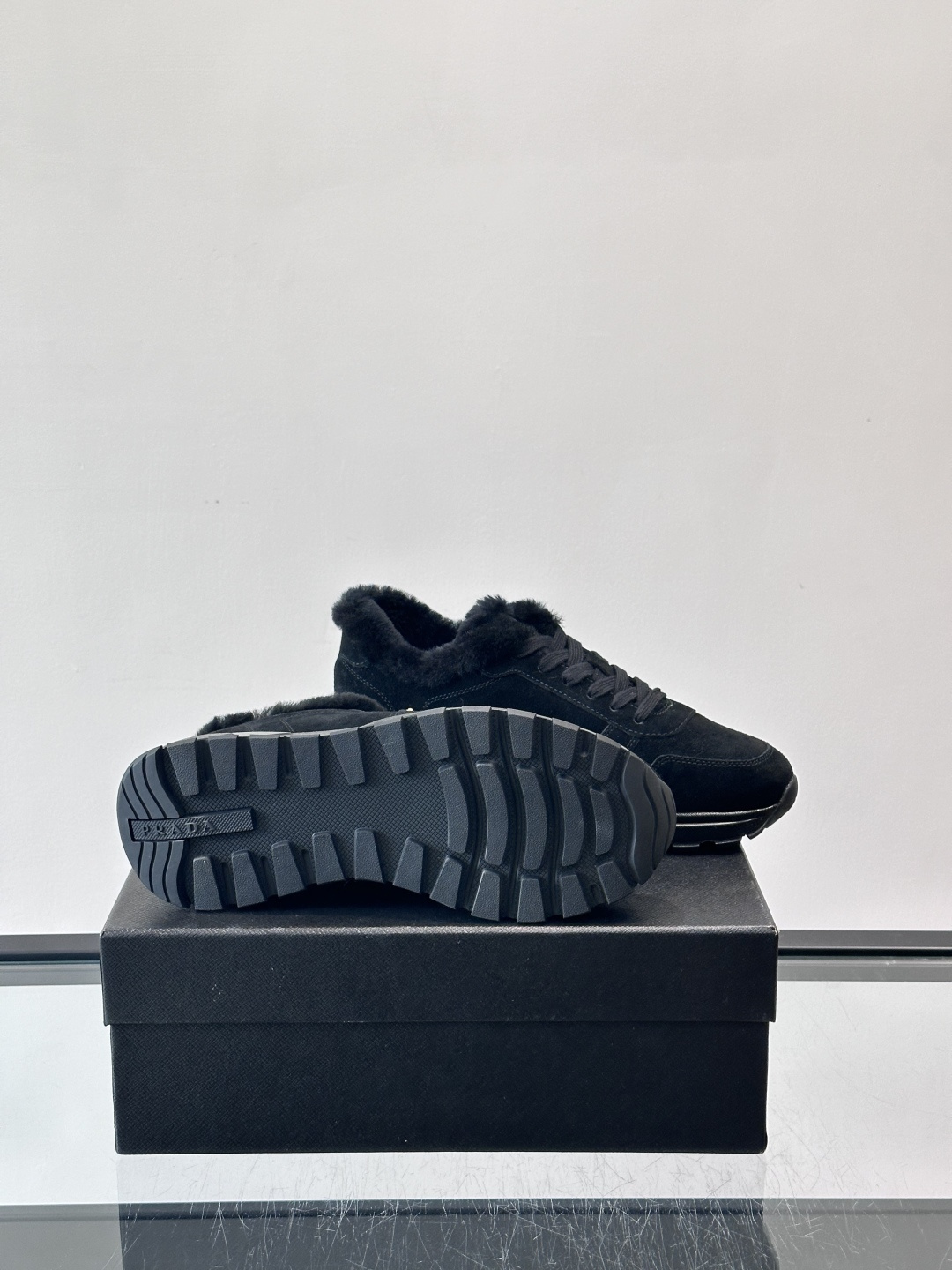 Prada新款翻毛牛皮天鹅绒运动鞋这款以绒面小牛皮打造的运动鞋完美地结合了复古韵味与现代审美。其鞋舌由柔