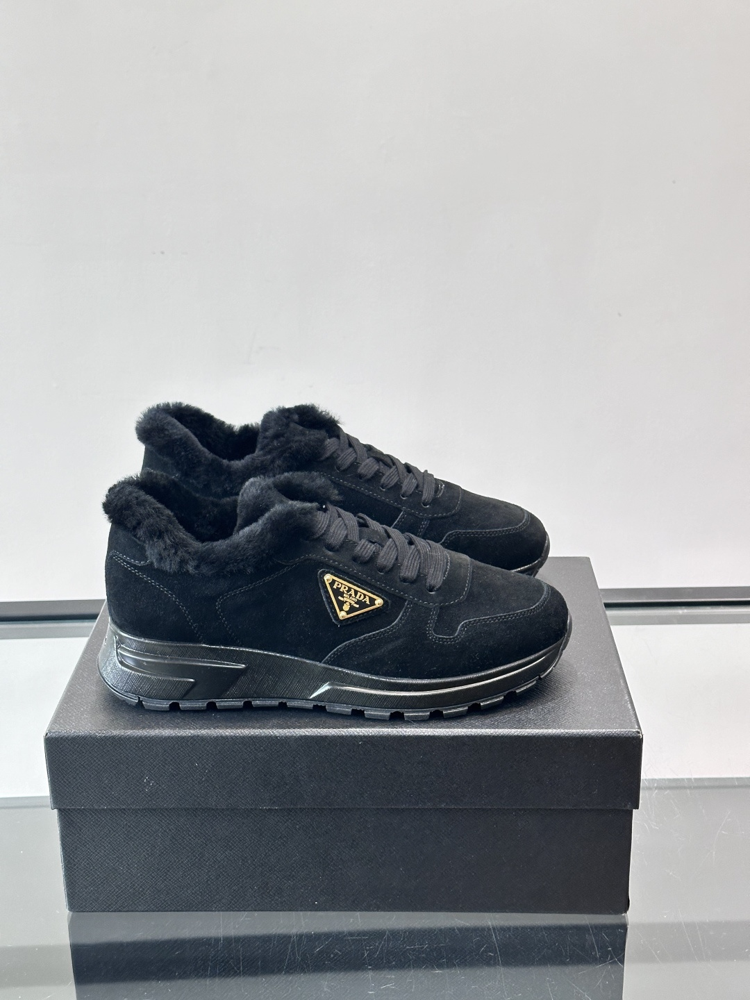 Prada新款翻毛牛皮天鹅绒运动鞋这款以绒面小牛皮打造的运动鞋完美地结合了复古韵味与现代审美。其鞋舌由柔