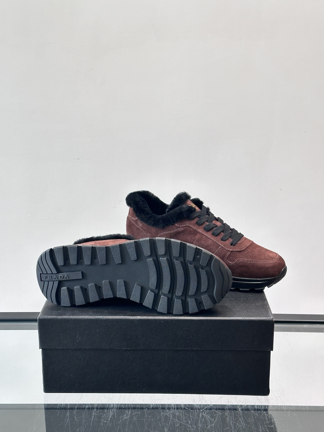 Prada新款翻毛牛皮天鹅绒运动鞋这款以绒面小牛皮打造的运动鞋完美地结合了复古韵味与现代审美。其鞋舌由柔