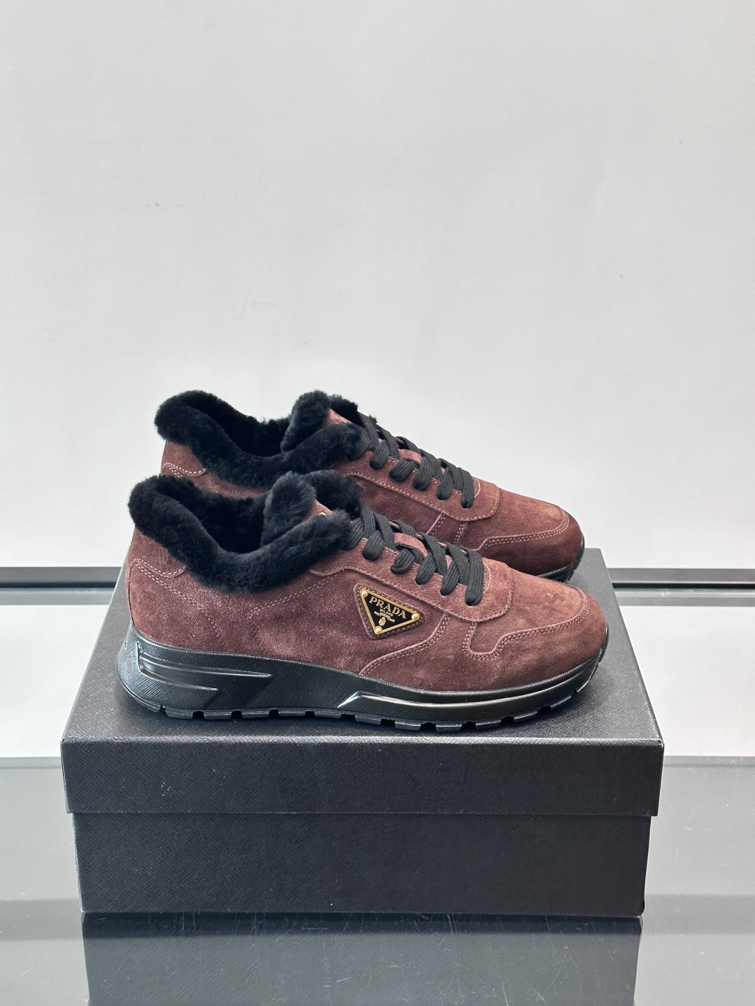 Prada新款翻毛牛皮天鹅绒运动鞋这款以绒面小牛皮打造的运动鞋完美地结合了复古韵味与现代审美。其鞋舌由柔