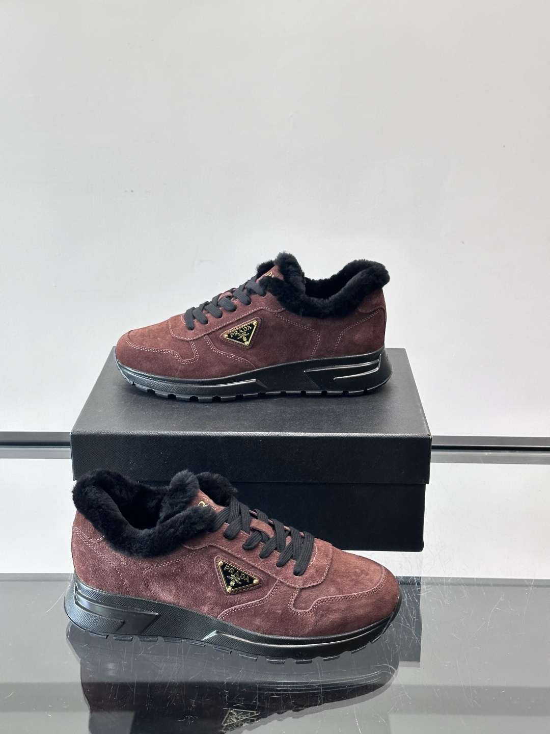 Prada新款翻毛牛皮天鹅绒运动鞋这款以绒面小牛皮打造的运动鞋完美地结合了复古韵味与现代审美。其鞋舌由柔