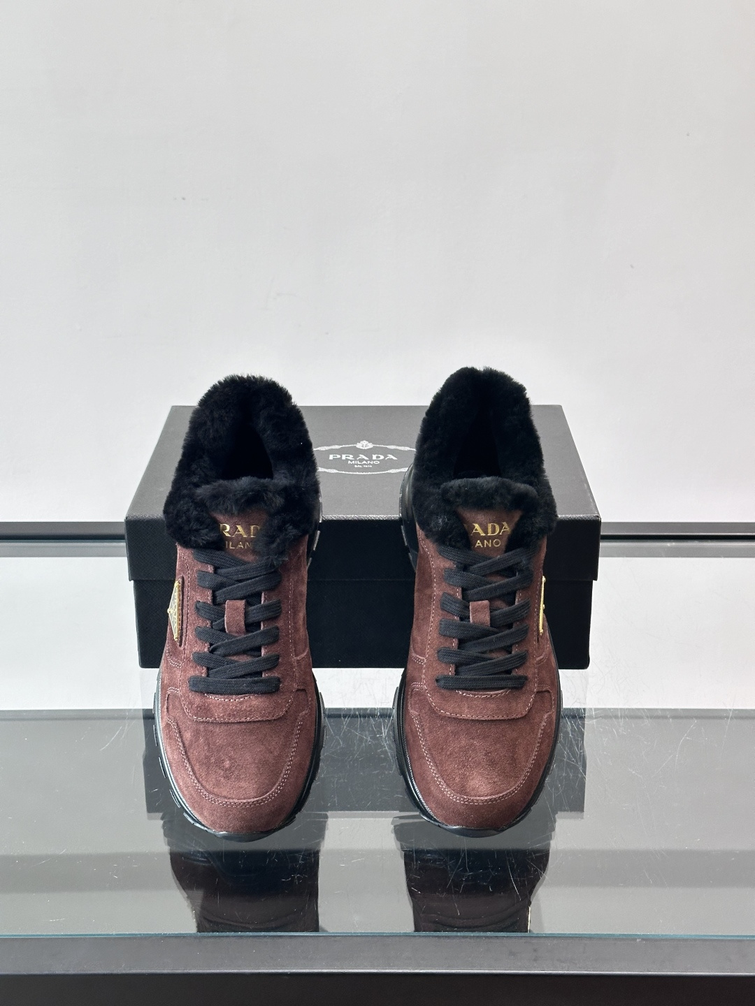 Prada新款翻毛牛皮天鹅绒运动鞋这款以绒面小牛皮打造的运动鞋完美地结合了复古韵味与现代审美。其鞋舌由柔