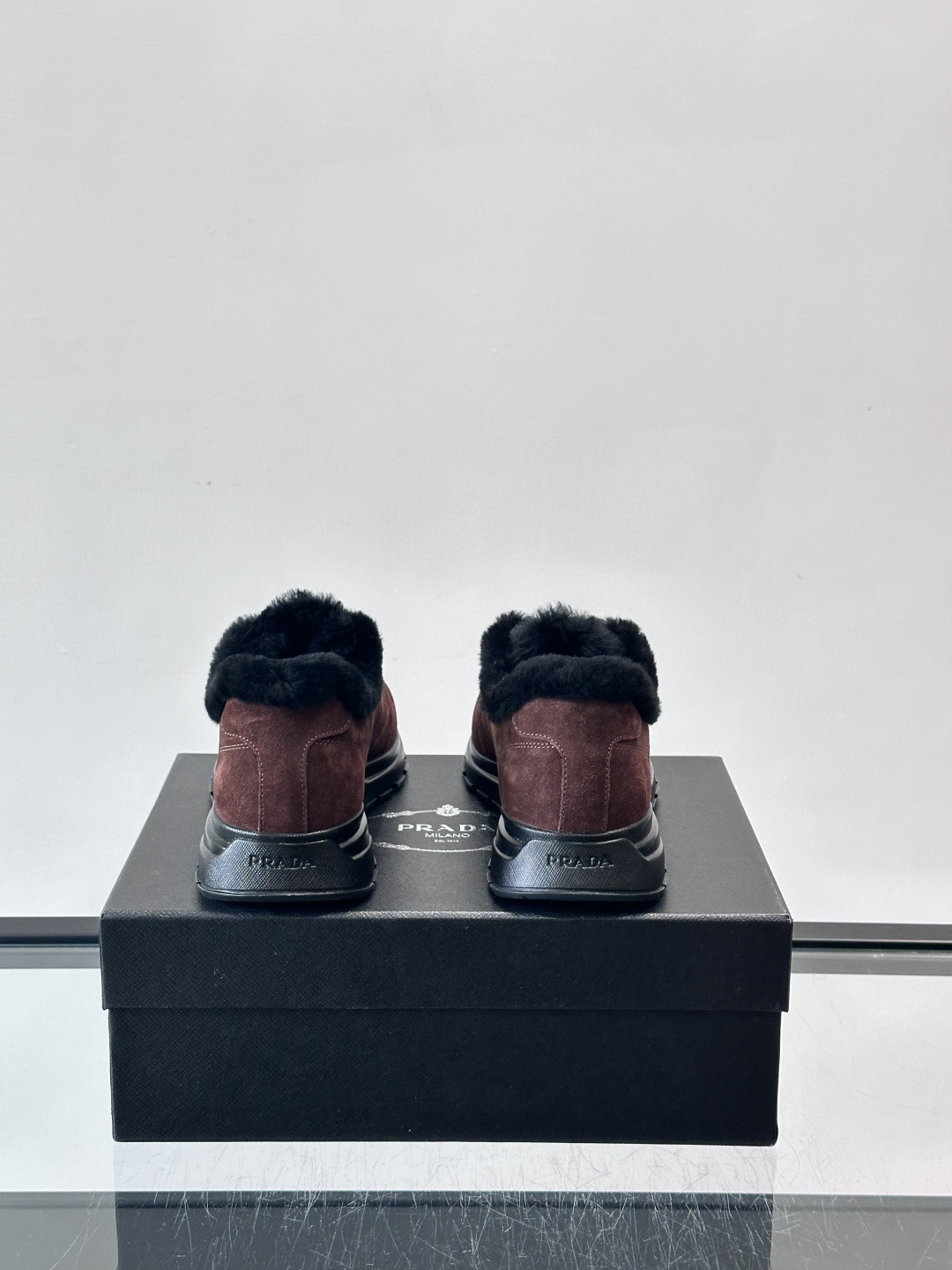 Prada新款翻毛牛皮天鹅绒运动鞋这款以绒面小牛皮打造的运动鞋完美地结合了复古韵味与现代审美。其鞋舌由柔