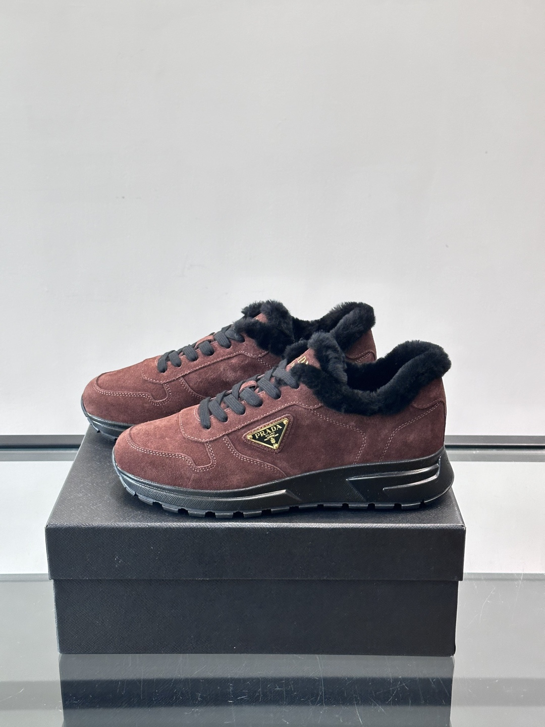 Prada新款翻毛牛皮天鹅绒运动鞋这款以绒面小牛皮打造的运动鞋完美地结合了复古韵味与现代审美。其鞋舌由柔