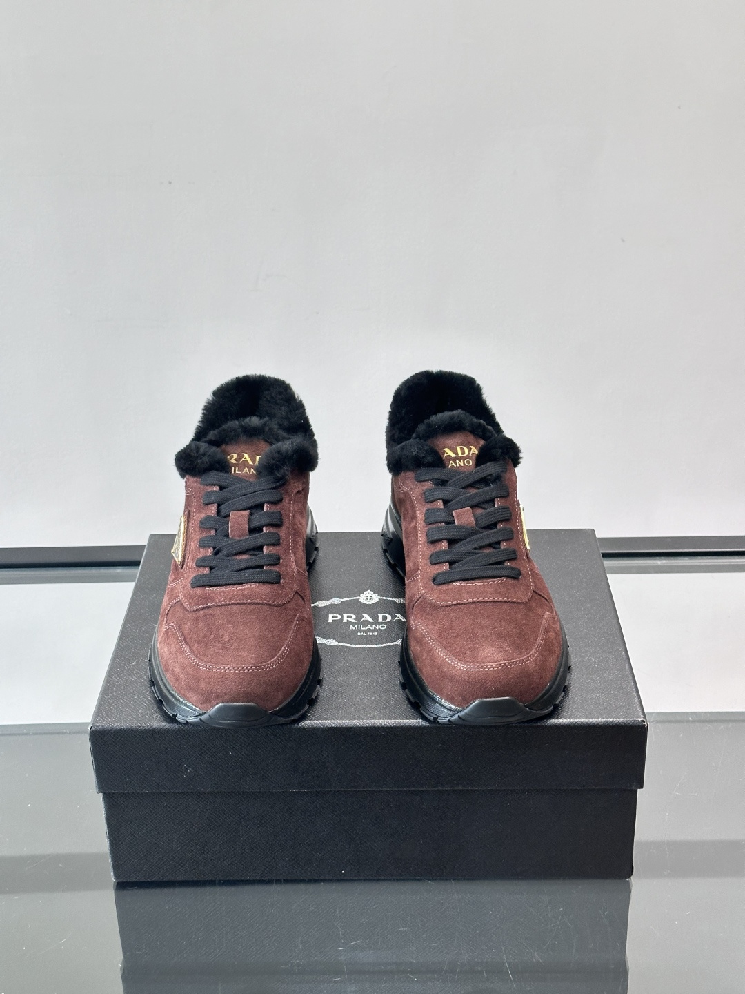 Prada新款翻毛牛皮天鹅绒运动鞋这款以绒面小牛皮打造的运动鞋完美地结合了复古韵味与现代审美。其鞋舌由柔