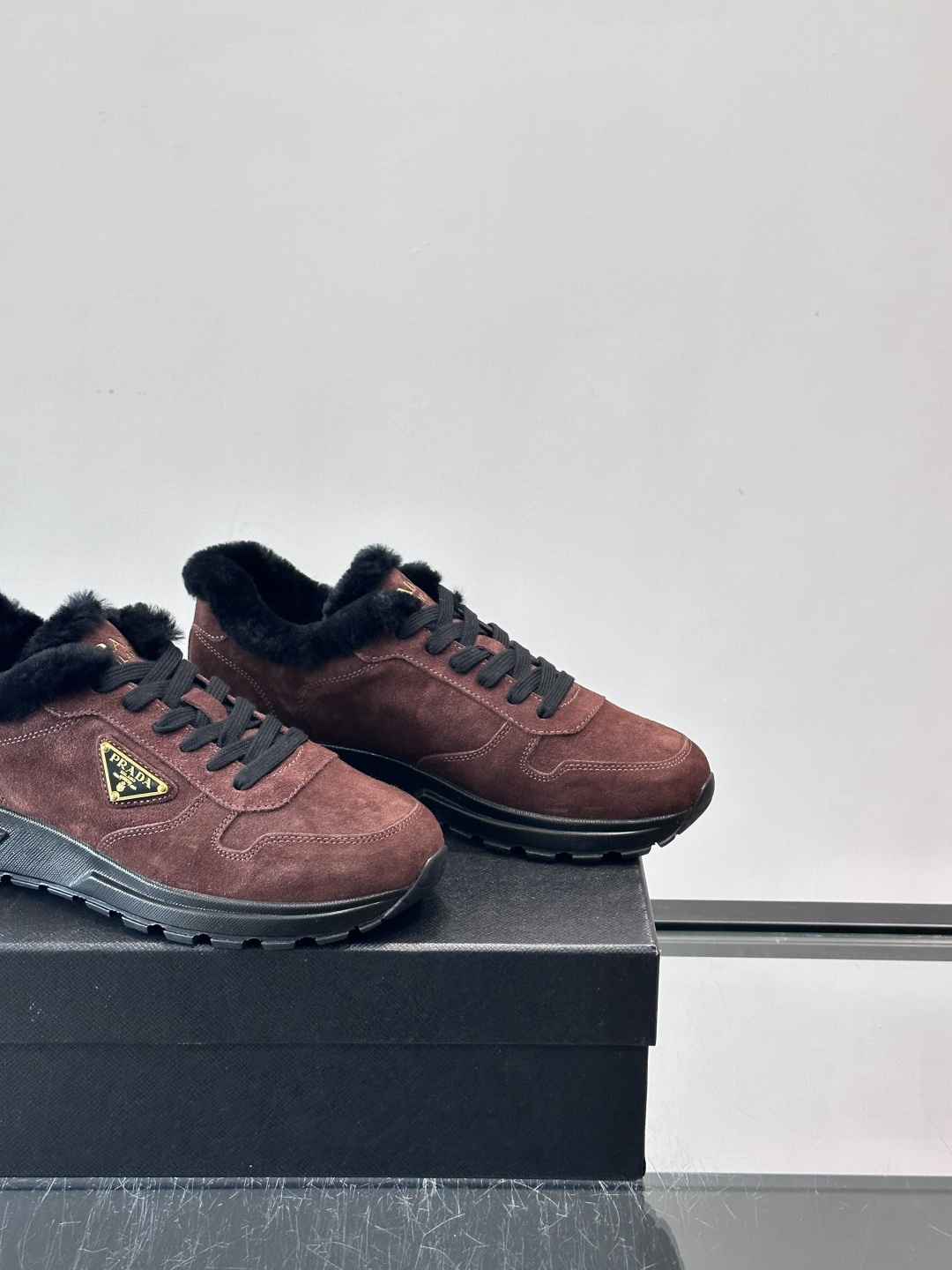 Prada新款翻毛牛皮天鹅绒运动鞋这款以绒面小牛皮打造的运动鞋完美地结合了复古韵味与现代审美。其鞋舌由柔