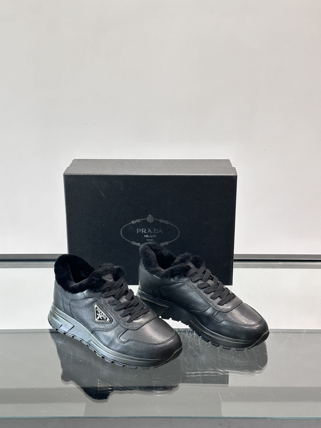 Prada新款翻毛牛皮天鹅绒运动鞋这款以绒面小牛皮打造的运动鞋完美地结合了复古韵味与现代审美。其鞋舌由柔