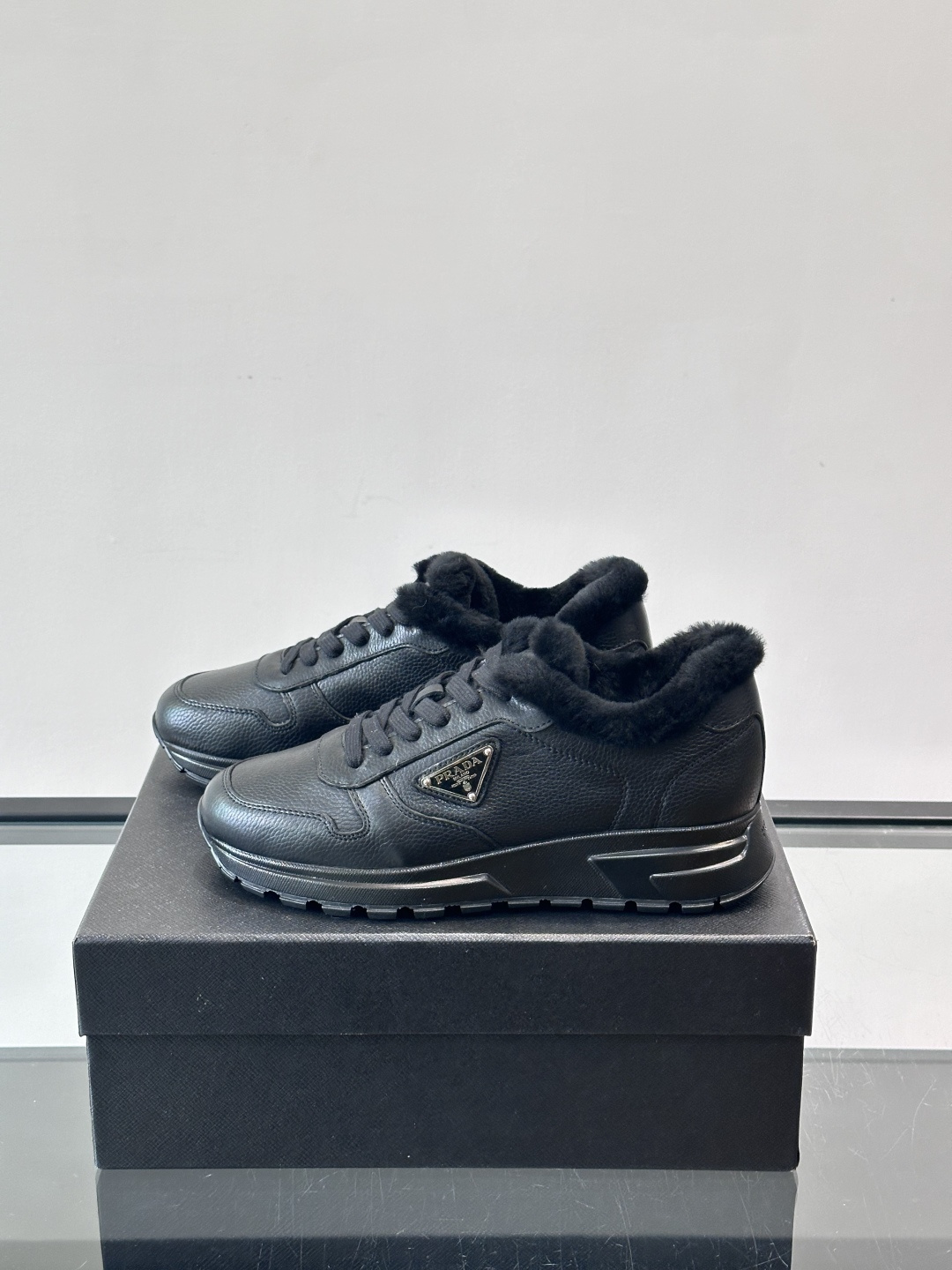 Prada新款翻毛牛皮天鹅绒运动鞋这款以绒面小牛皮打造的运动鞋完美地结合了复古韵味与现代审美。其鞋舌由柔