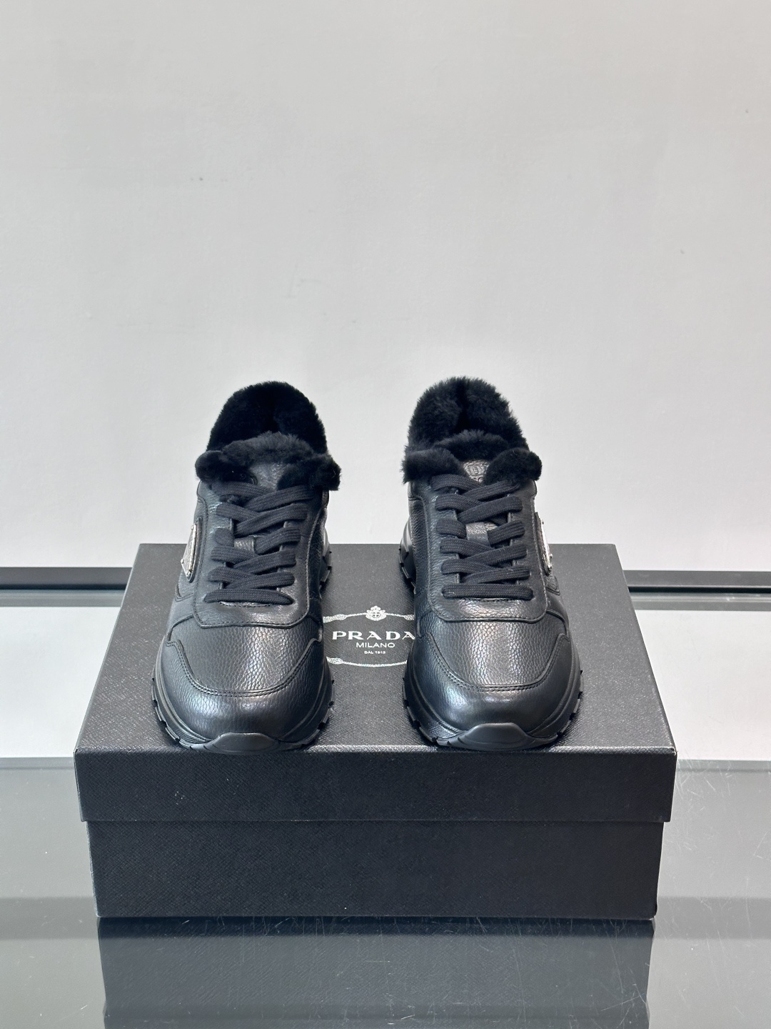 Prada新款翻毛牛皮天鹅绒运动鞋这款以绒面小牛皮打造的运动鞋完美地结合了复古韵味与现代审美。其鞋舌由柔