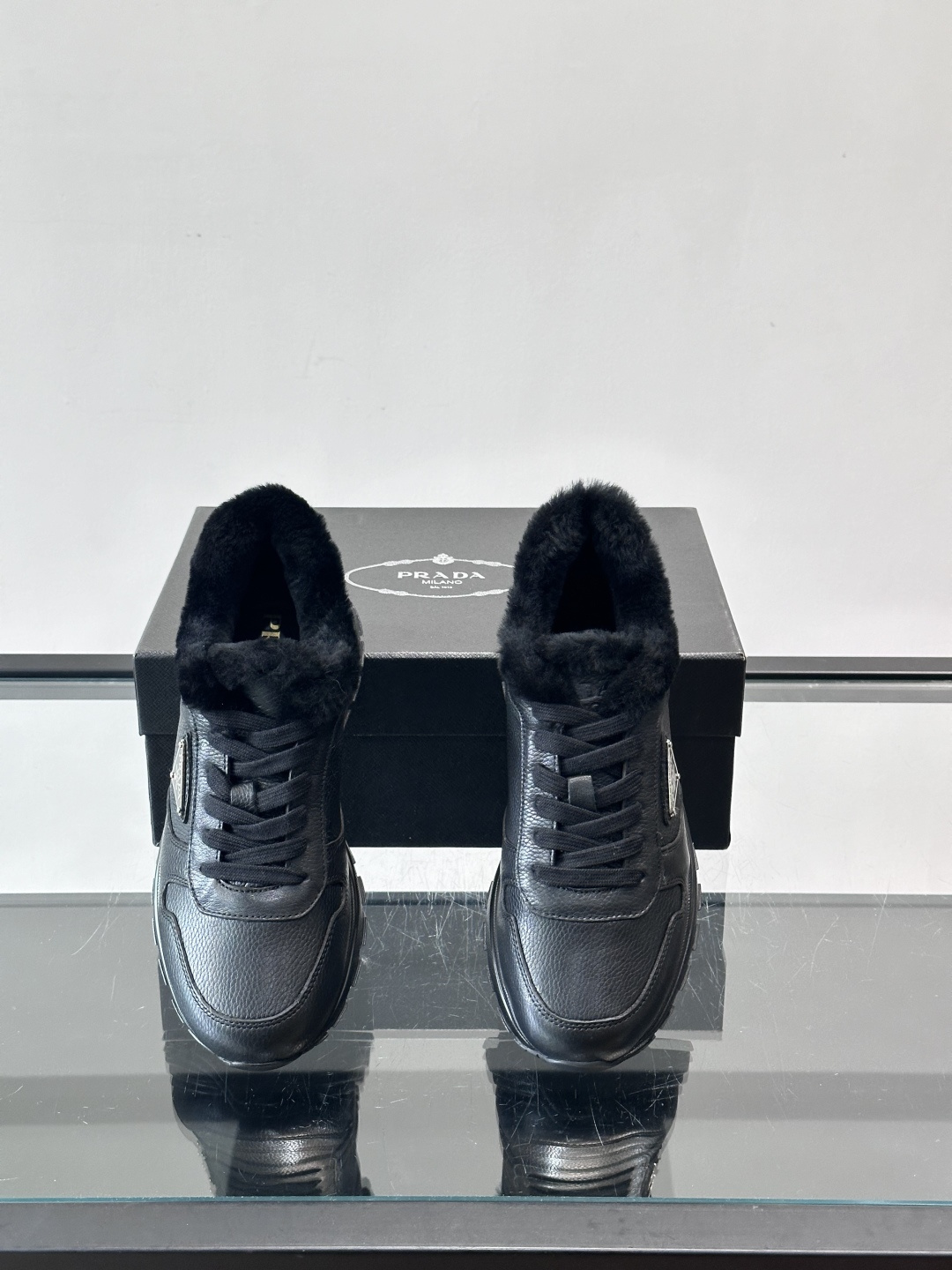 Prada新款翻毛牛皮天鹅绒运动鞋这款以绒面小牛皮打造的运动鞋完美地结合了复古韵味与现代审美。其鞋舌由柔