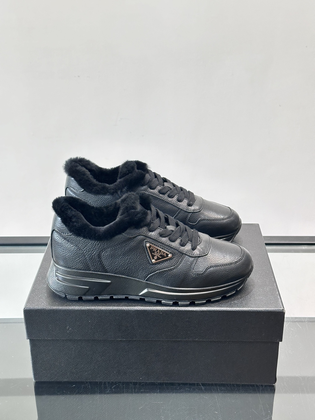 Prada新款翻毛牛皮天鹅绒运动鞋这款以绒面小牛皮打造的运动鞋完美地结合了复古韵味与现代审美。其鞋舌由柔