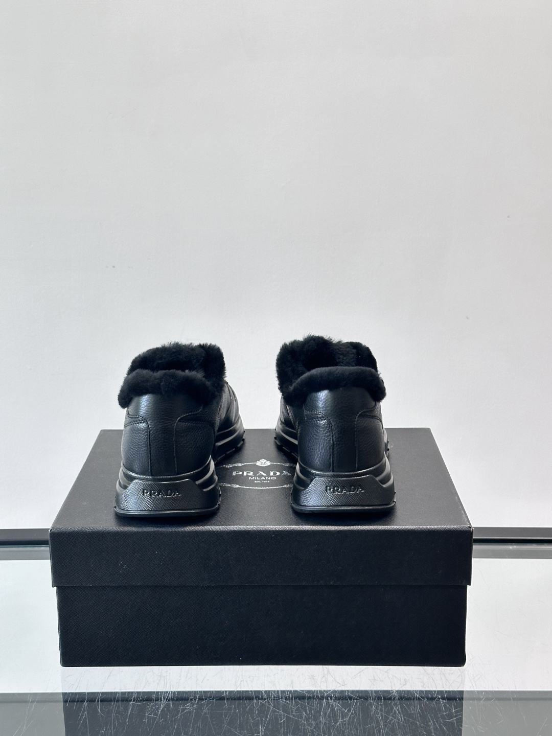 Prada新款翻毛牛皮天鹅绒运动鞋这款以绒面小牛皮打造的运动鞋完美地结合了复古韵味与现代审美。其鞋舌由柔