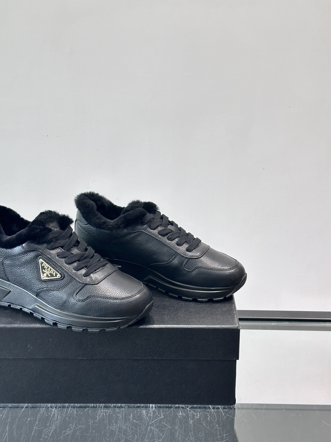 Prada新款翻毛牛皮天鹅绒运动鞋这款以绒面小牛皮打造的运动鞋完美地结合了复古韵味与现代审美。其鞋舌由柔