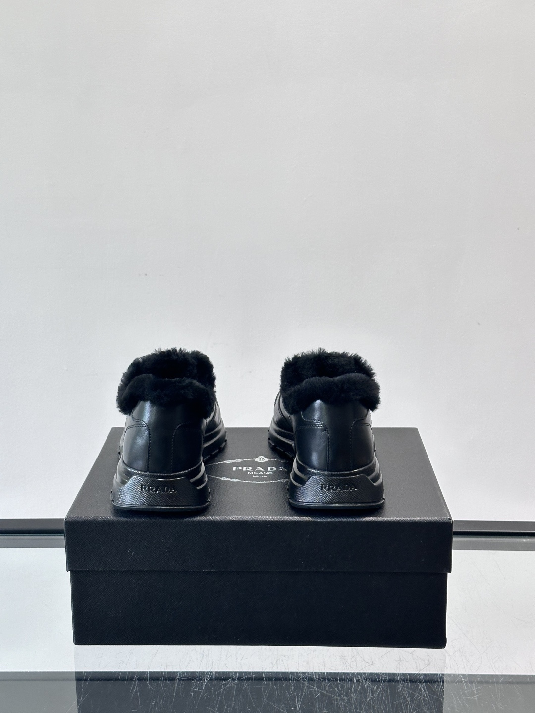 Prada新款翻毛牛皮天鹅绒运动鞋这款以绒面小牛皮打造的运动鞋完美地结合了复古韵味与现代审美。其鞋舌由柔
