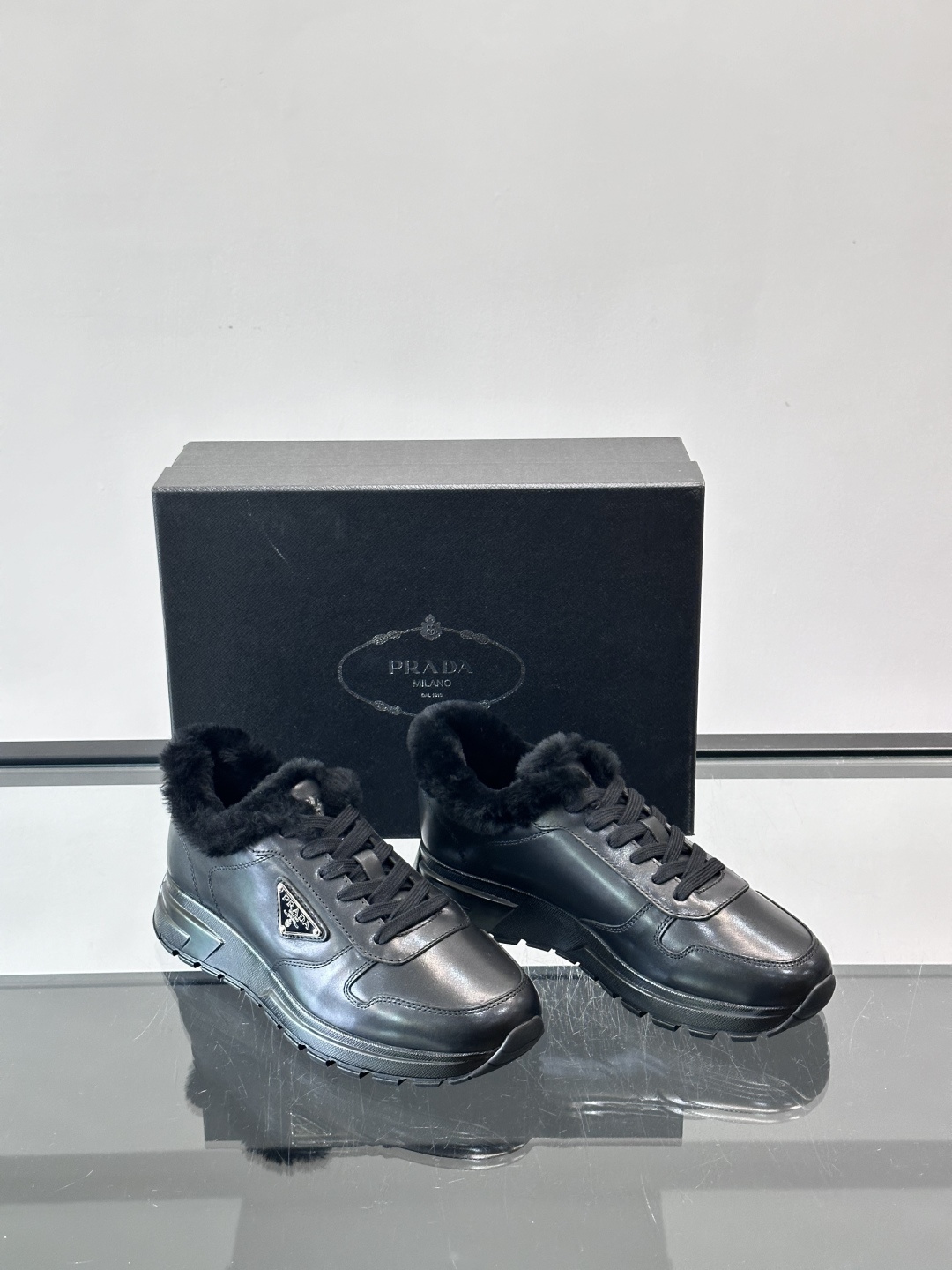 Prada新款翻毛牛皮天鹅绒运动鞋这款以绒面小牛皮打造的运动鞋完美地结合了复古韵味与现代审美。其鞋舌由柔