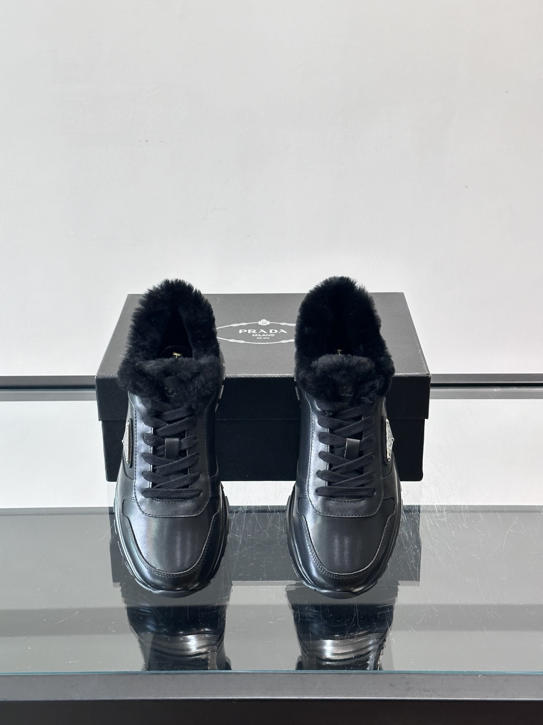 Prada新款翻毛牛皮天鹅绒运动鞋这款以绒面小牛皮打造的运动鞋完美地结合了复古韵味与现代审美。其鞋舌由柔