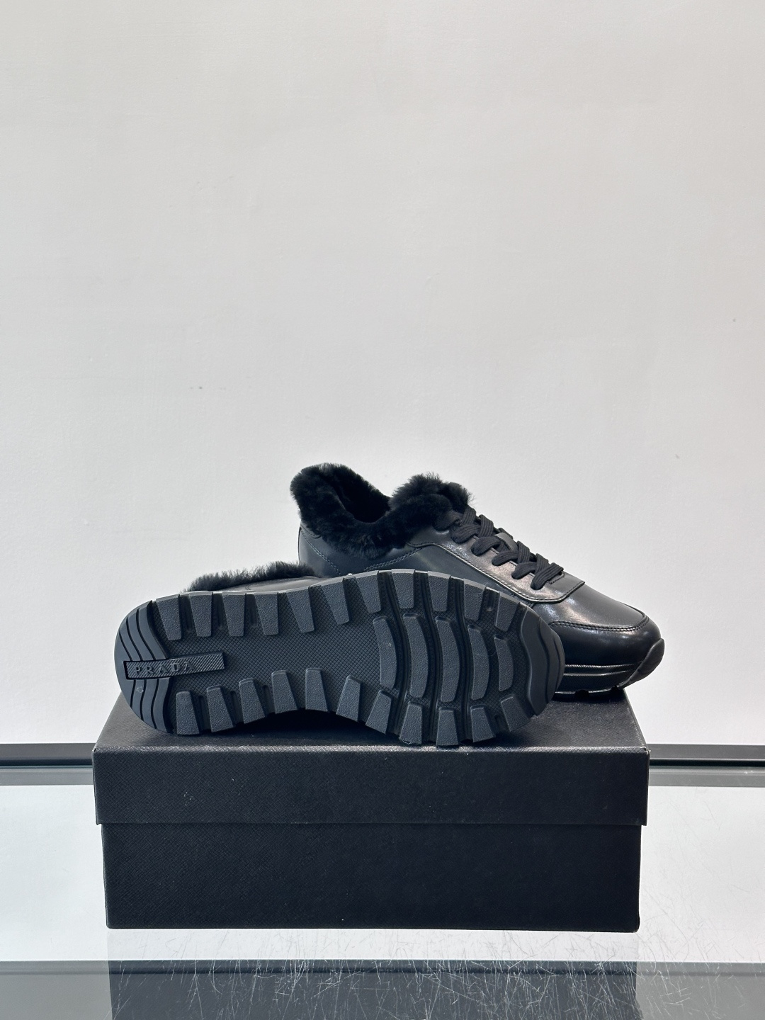 Prada新款翻毛牛皮天鹅绒运动鞋这款以绒面小牛皮打造的运动鞋完美地结合了复古韵味与现代审美。其鞋舌由柔