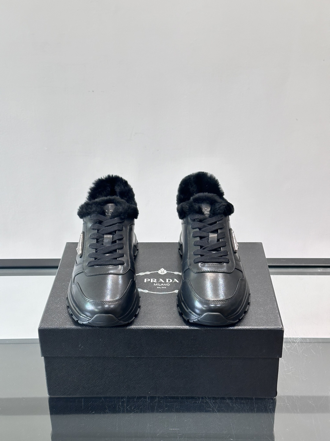 Prada新款翻毛牛皮天鹅绒运动鞋这款以绒面小牛皮打造的运动鞋完美地结合了复古韵味与现代审美。其鞋舌由柔