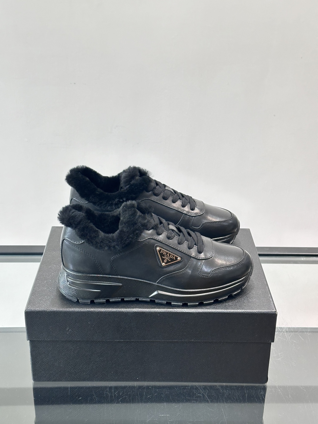 Prada新款翻毛牛皮天鹅绒运动鞋这款以绒面小牛皮打造的运动鞋完美地结合了复古韵味与现代审美。其鞋舌由柔