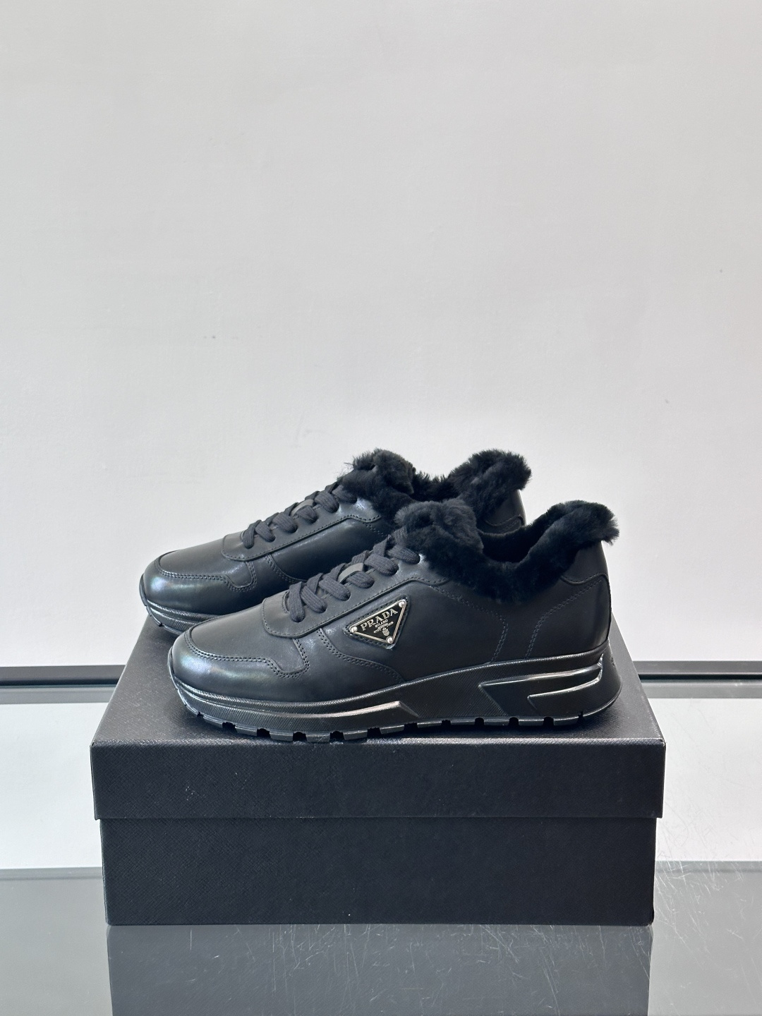 Prada新款翻毛牛皮天鹅绒运动鞋这款以绒面小牛皮打造的运动鞋完美地结合了复古韵味与现代审美。其鞋舌由柔