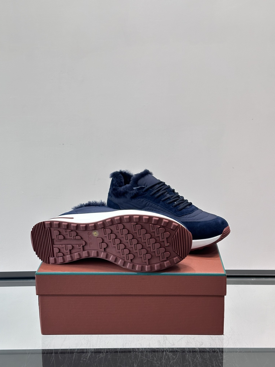 Loro Piana这款男士休闲鞋，反绒+皮草拼接，简约又奢华，秋冬穿超有氛围感。白色橡胶鞋底，舒适耐磨